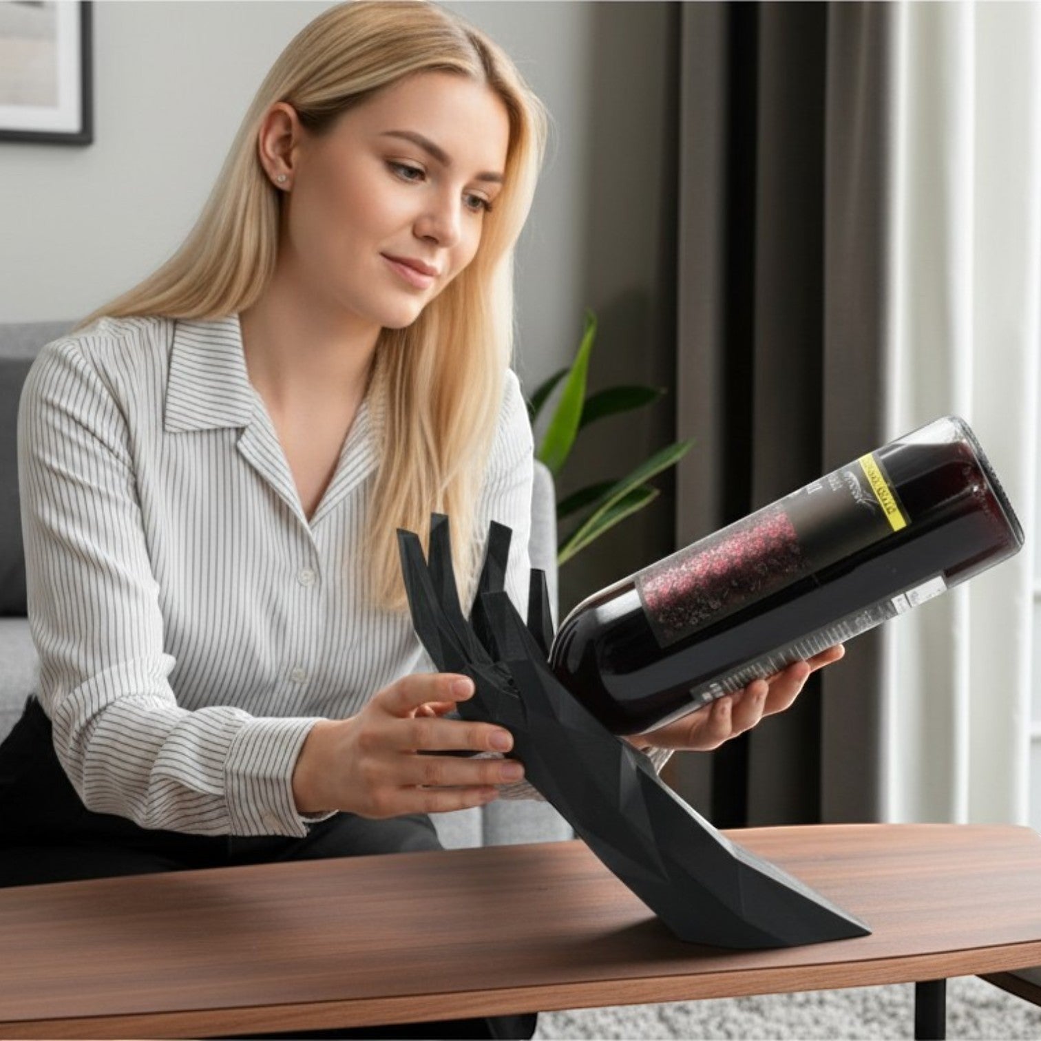 Suport pentru sticla de vin, model geometric