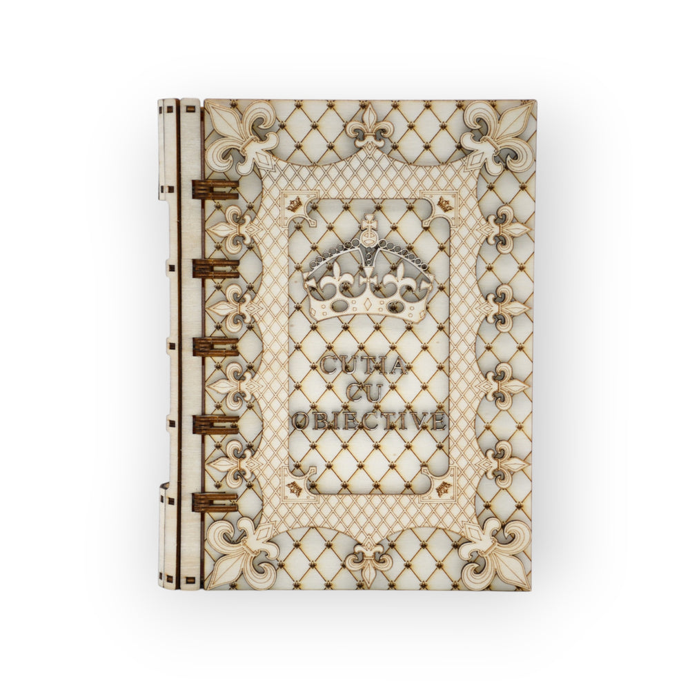 Cutie elegantă în formă de carte, decorată cu coroană și mesaj motivațional