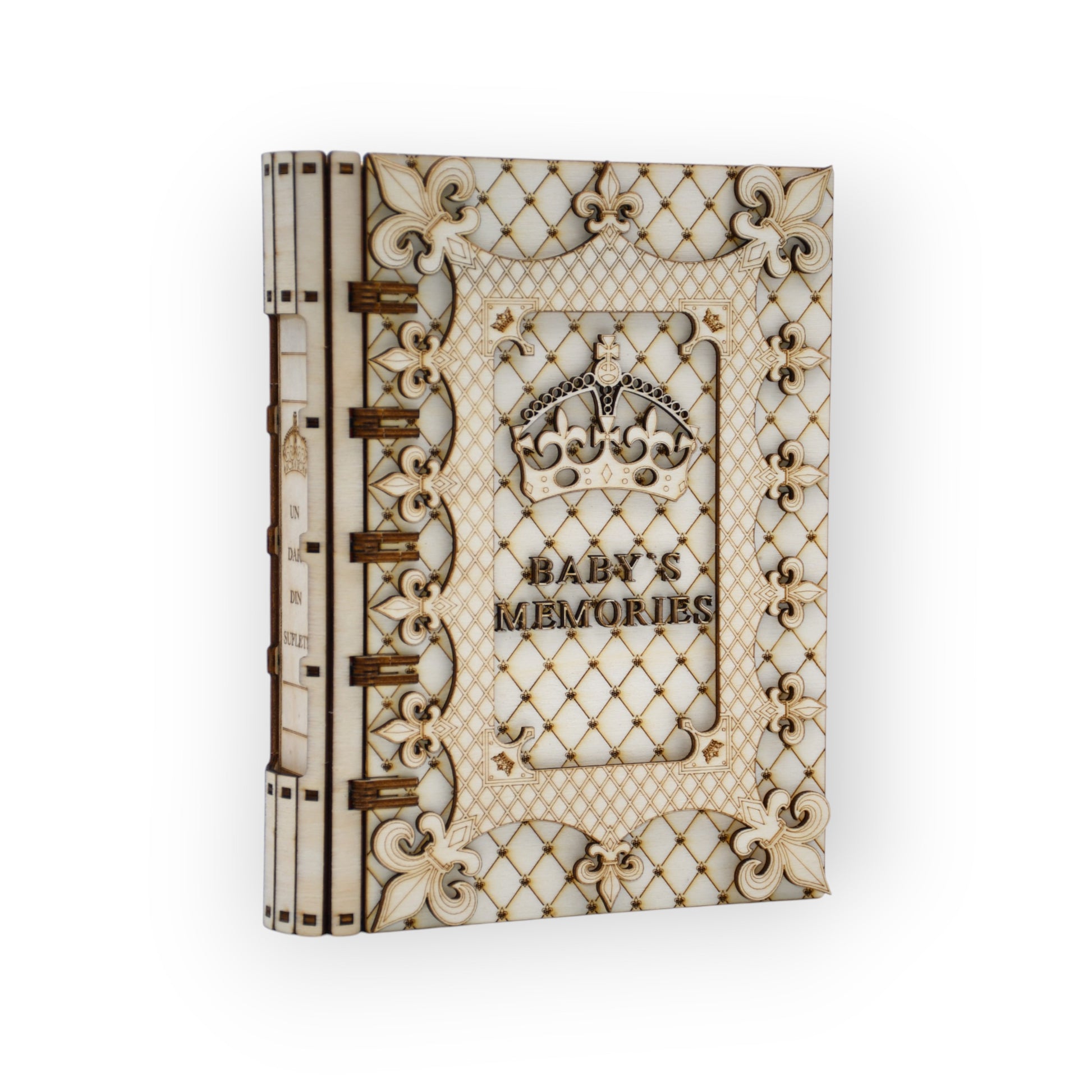 Cutie tip carte Baby’s Memories din lemn gravat cu design regal – vedere frontală

