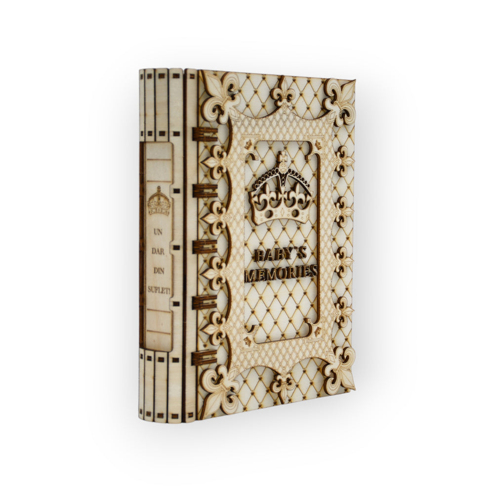 Cutie amintiri Baby’s Memories, detaliu lateral – balamale rezistente și design tip carte, lemn plop gravat 3D.