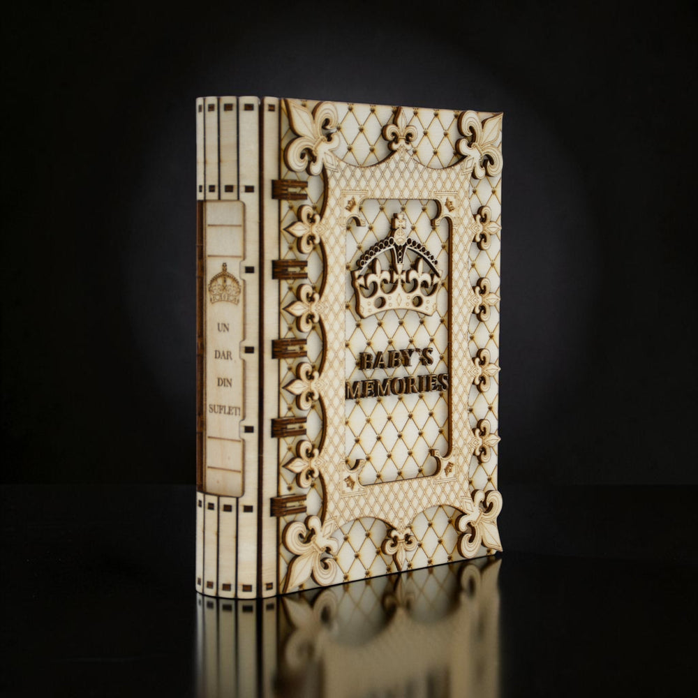Cutie amintiri Baby’s Memories, detaliu lateral – balamale rezistente și design tip carte, lemn plop gravat 3D.