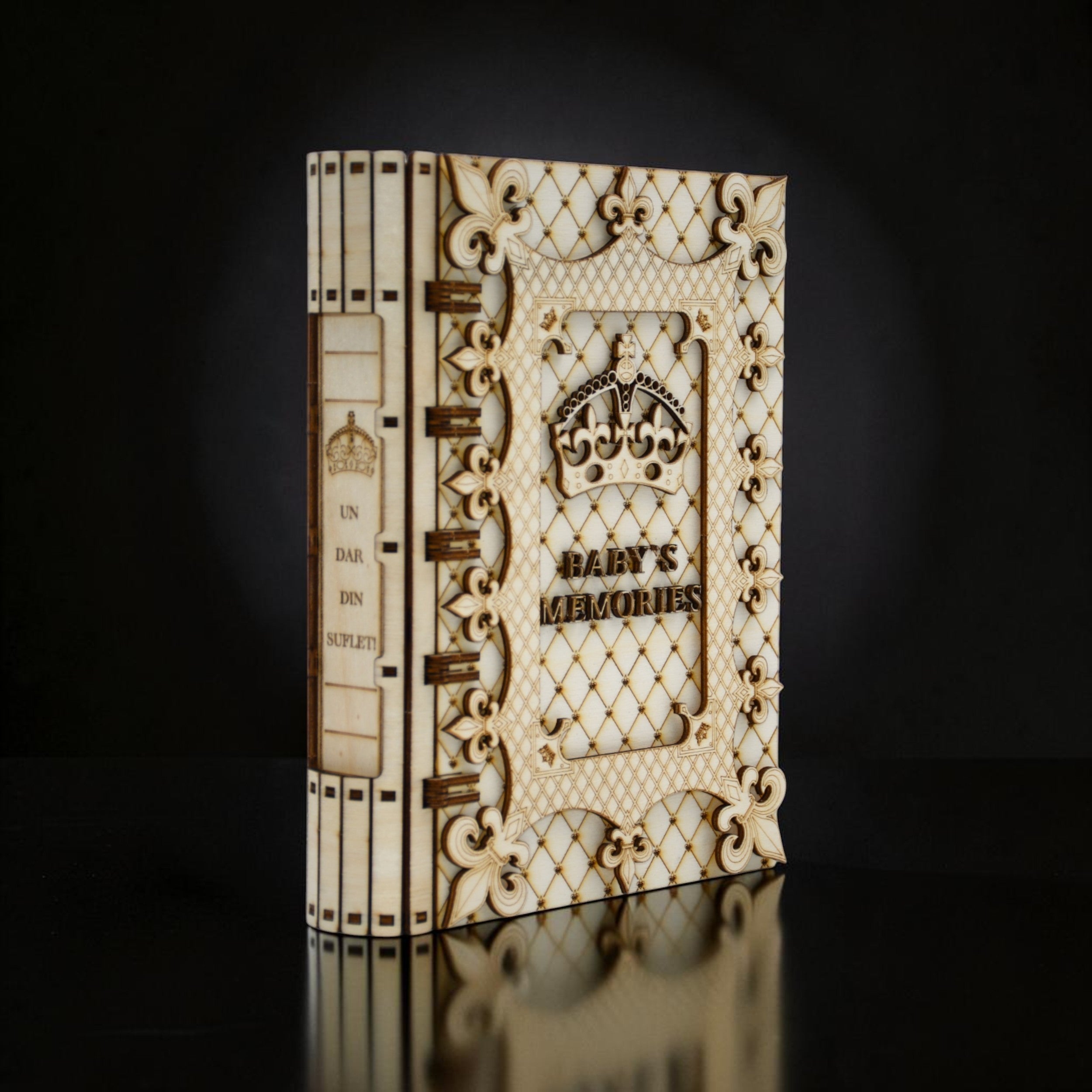 Cutie amintiri Baby’s Memories, detaliu lateral – balamale rezistente și design tip carte, lemn plop gravat 3D.
