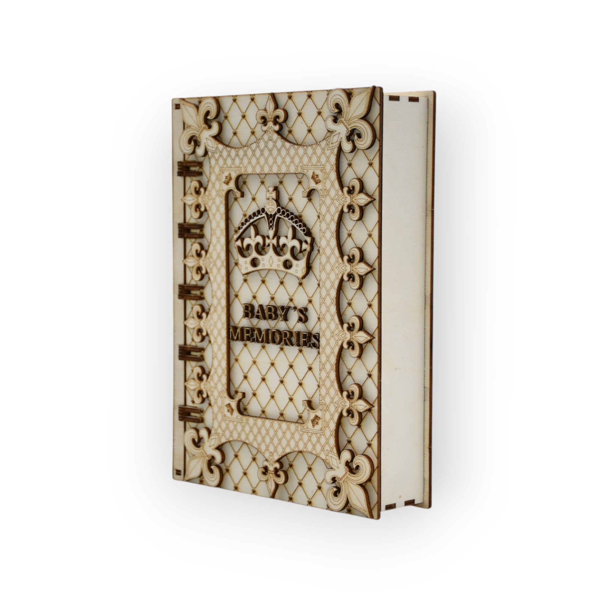 Cutie amintiri Baby’s Memories, detaliu zoom pe gravura “Baby’s Memories” și elemente decorative, lemn de plop finisat manual.