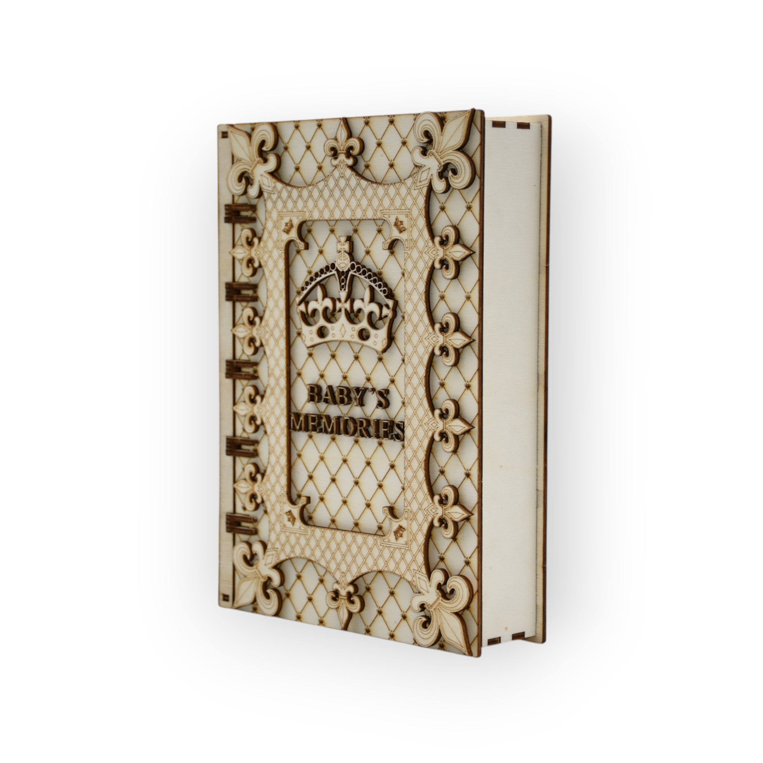 Cutie amintiri Baby’s Memories, detaliu zoom pe gravura “Baby’s Memories” și elemente decorative, lemn de plop finisat manual.