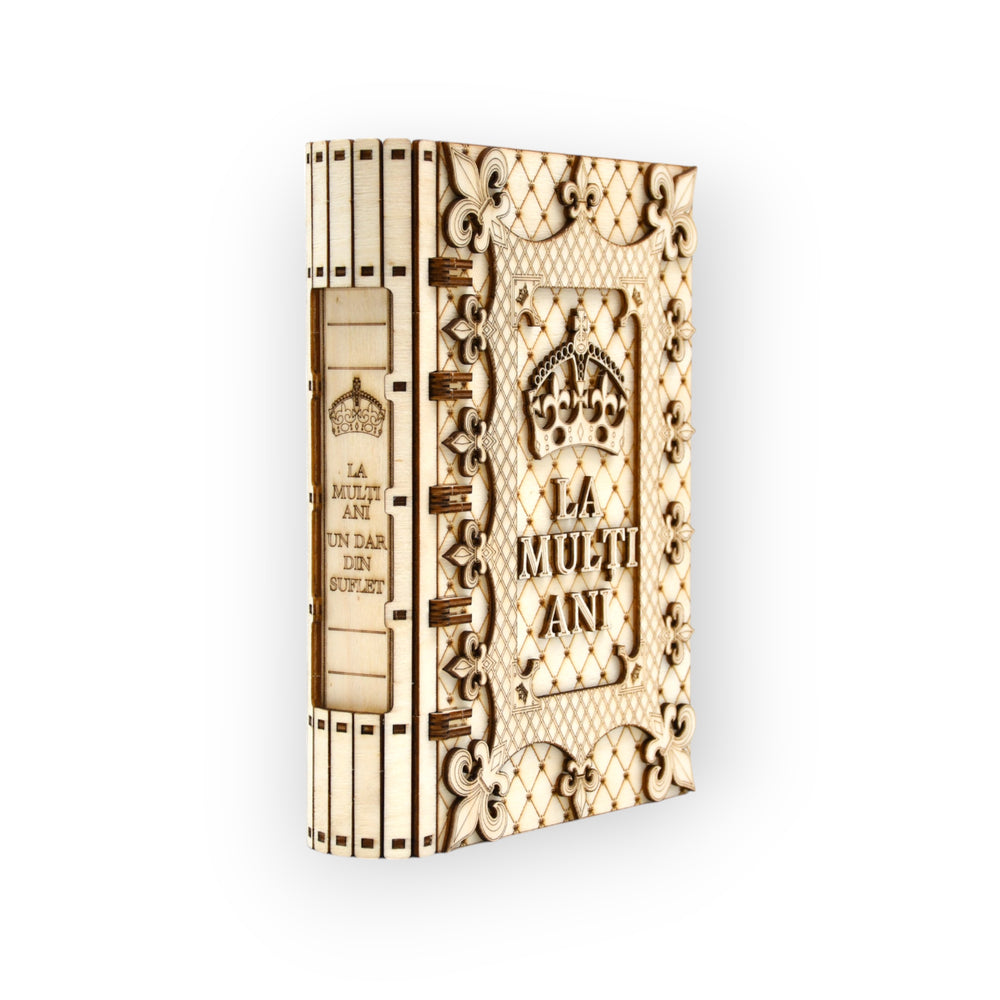 cutie cadou La Mulți Ani din lemn gravat cu coroană și model elegant