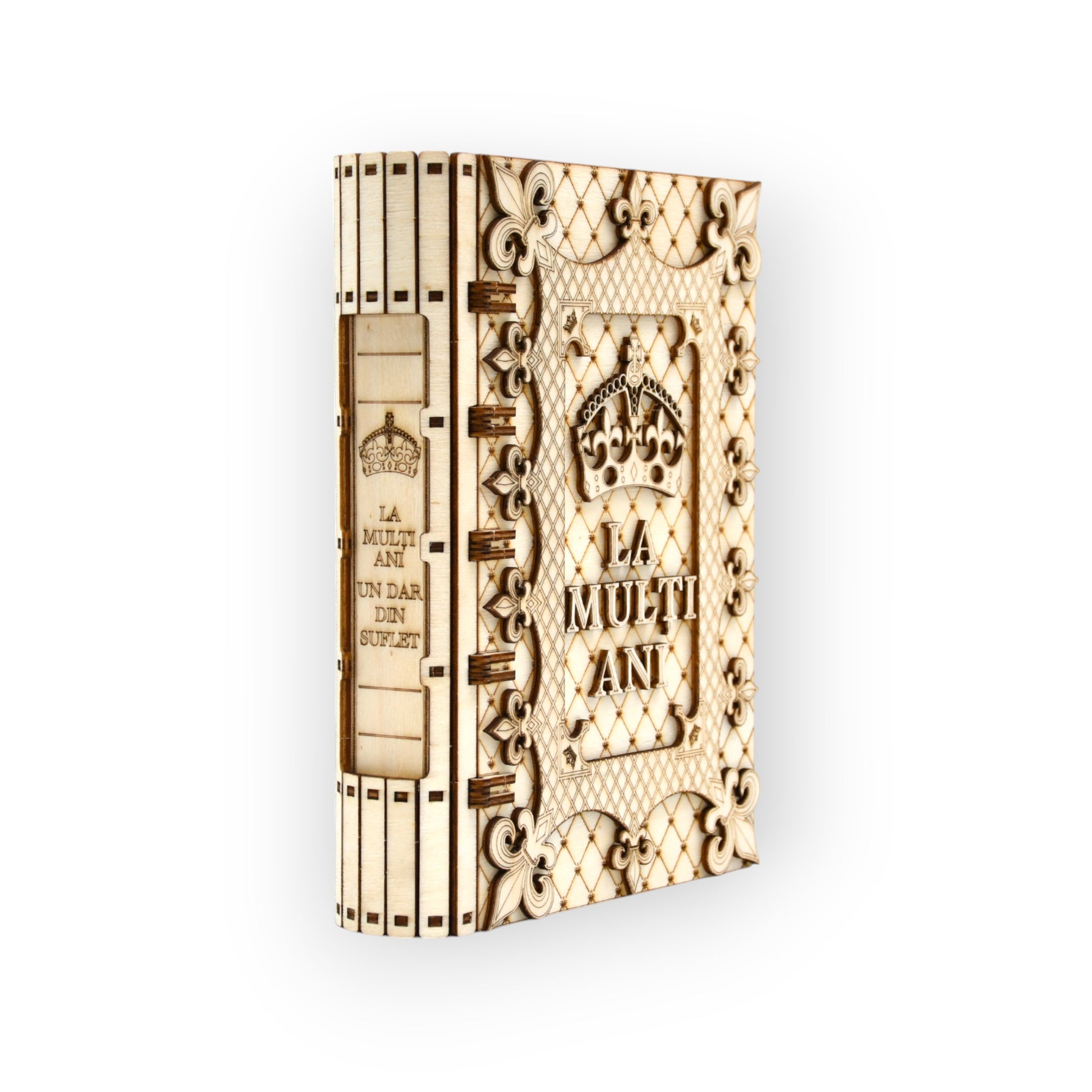 cutie cadou La Mulți Ani din lemn gravat cu coroană și model elegant