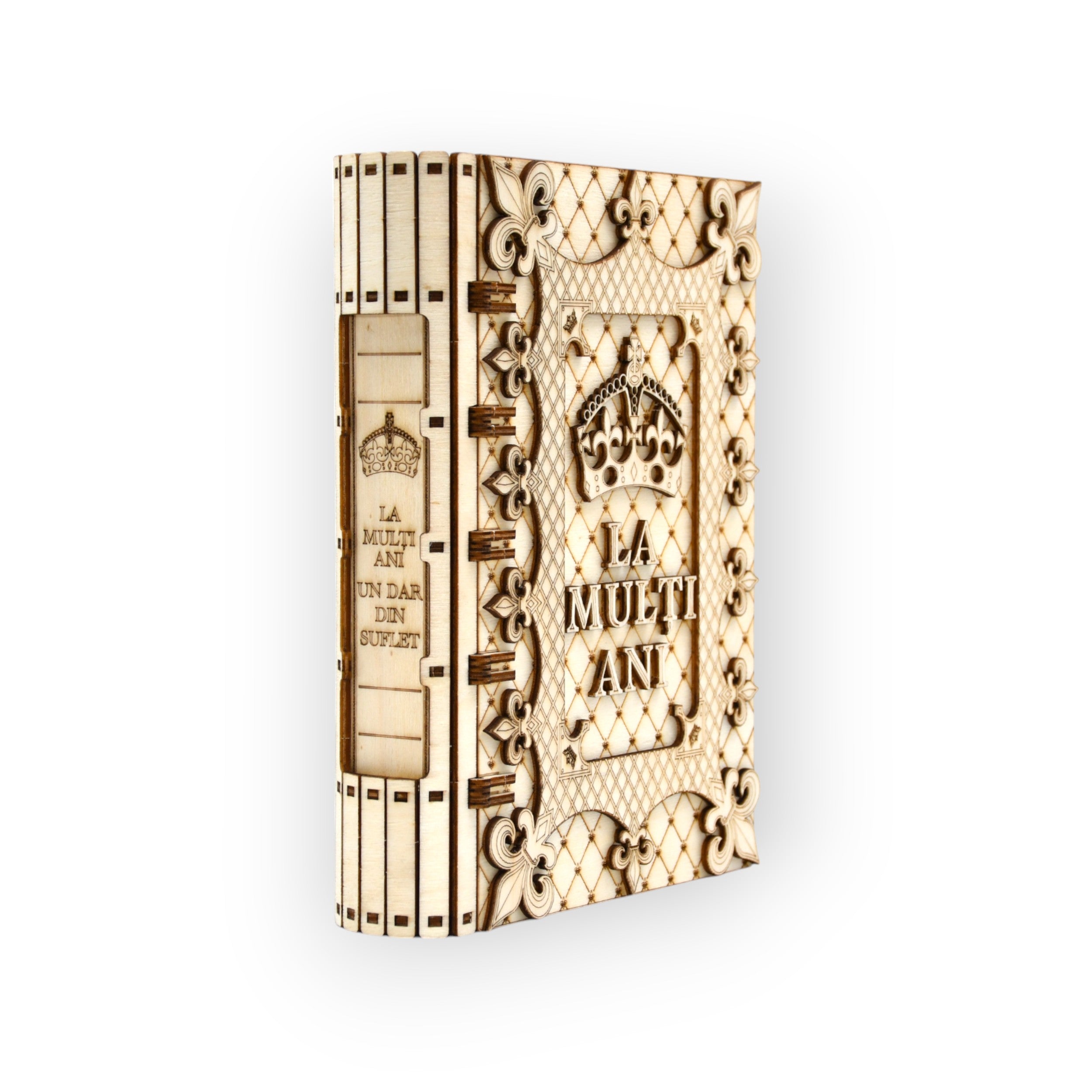 cutie cadou La Mulți Ani din lemn gravat cu coroană și model elegant