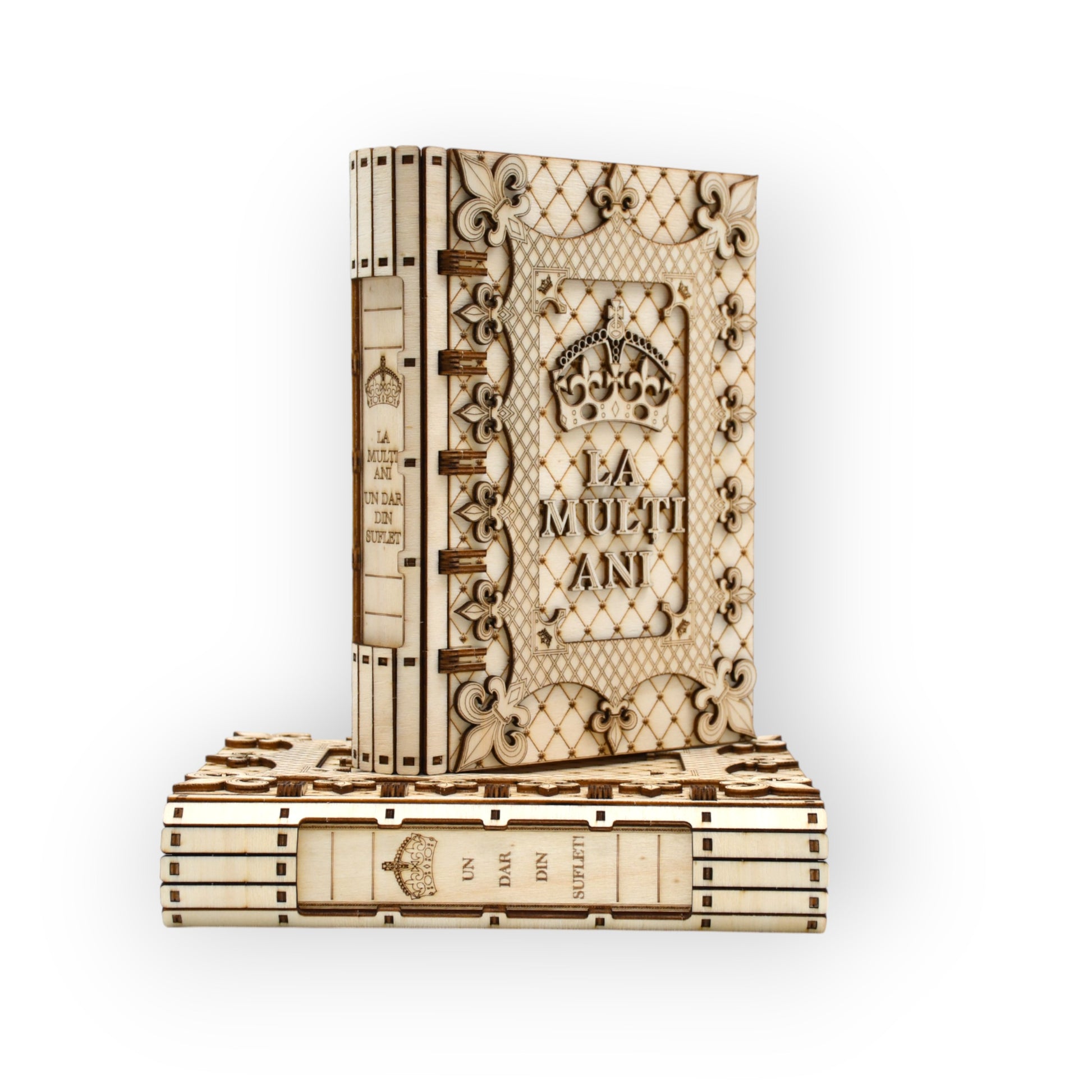 cutie La Mulți Ani sprijinită pe alt model – vedere din unghi