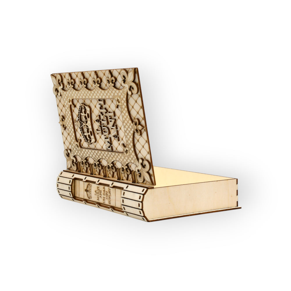 vedere deschisă cutie aniversară cu capac gravat și interior spațios