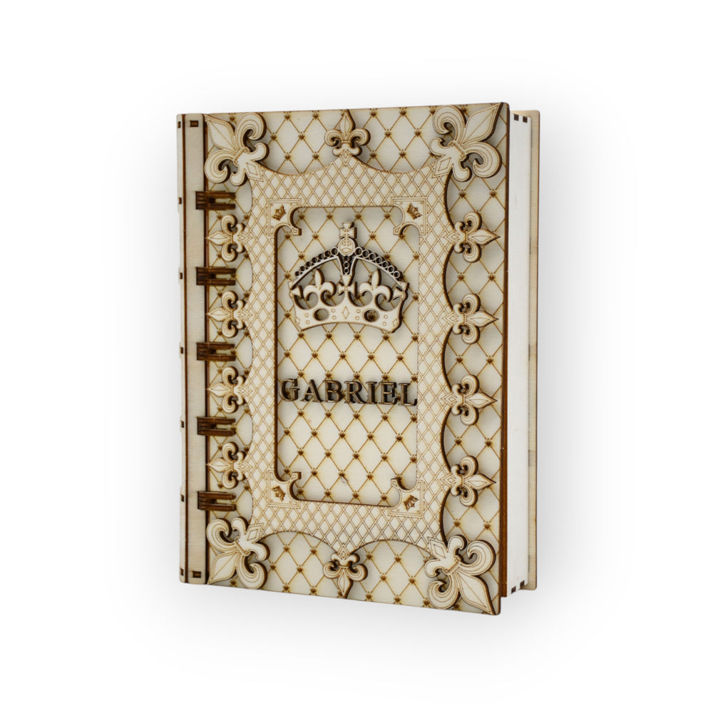 Cutie Gabriel personalizată cu detalii sculptate 3D – vedere unghi stânga