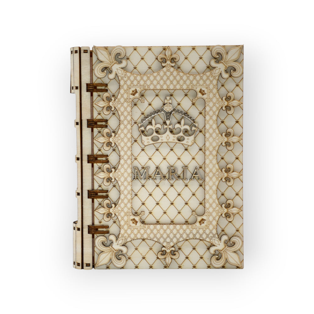 cutie cadou tip carte personalizata din lemn gravat cu numele Maria si decor regal


