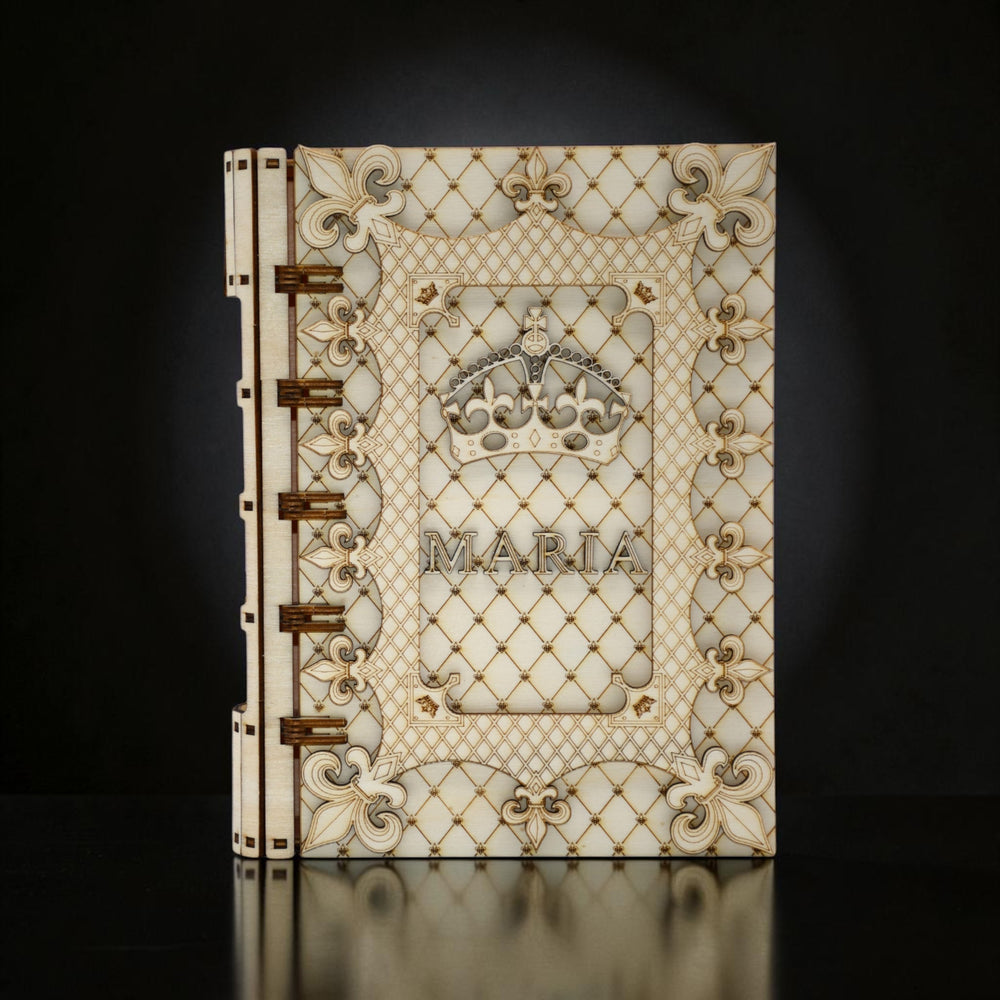 cutie cadou tip carte personalizata din lemn gravat cu numele Maria si decor regal