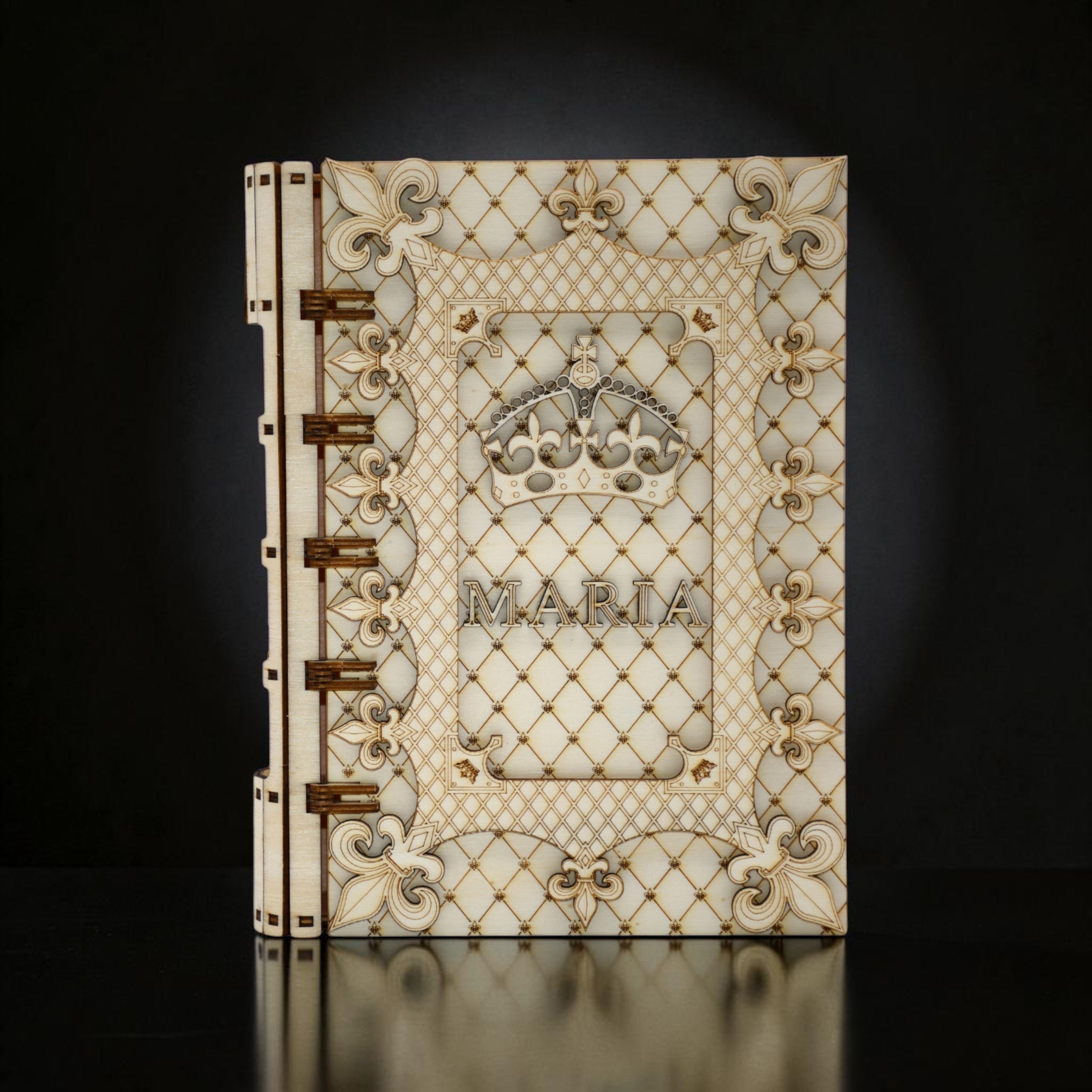 cutie cadou tip carte personalizata din lemn gravat cu numele Maria si decor regal
