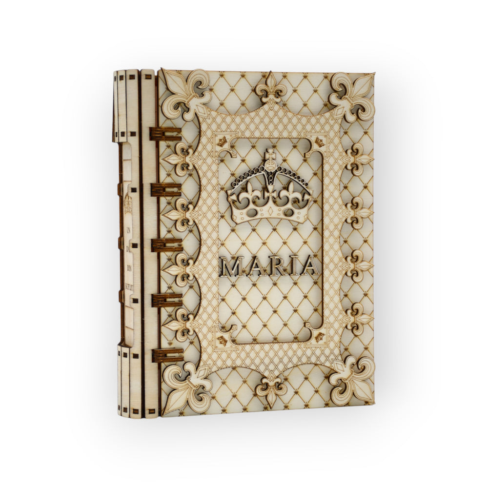 cutie decorativa din lemn cu nume Maria si model de coroana gravata

