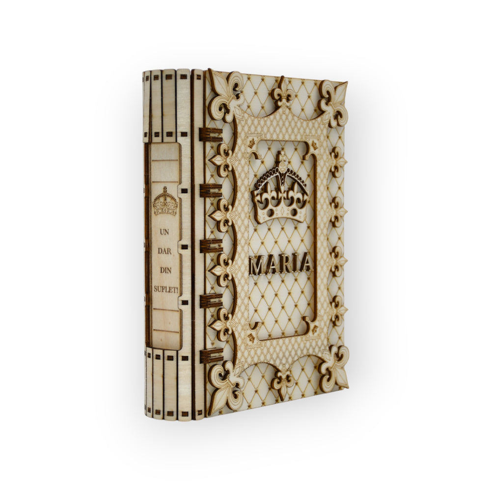cutie eleganta in forma de carte cu numele Maria si flori de lis gravate

