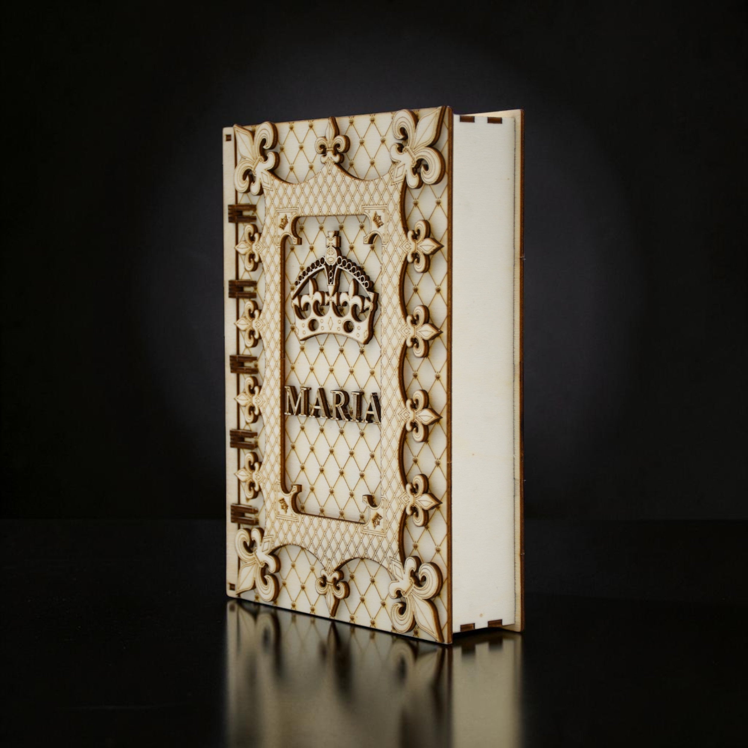cutie din lemn in stil vintage personalizata cu numele Maria si design regal
