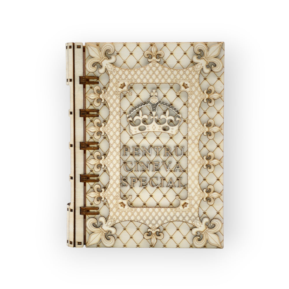 cutie cadou gravată din lemn pentru cineva special – vedere frontală

