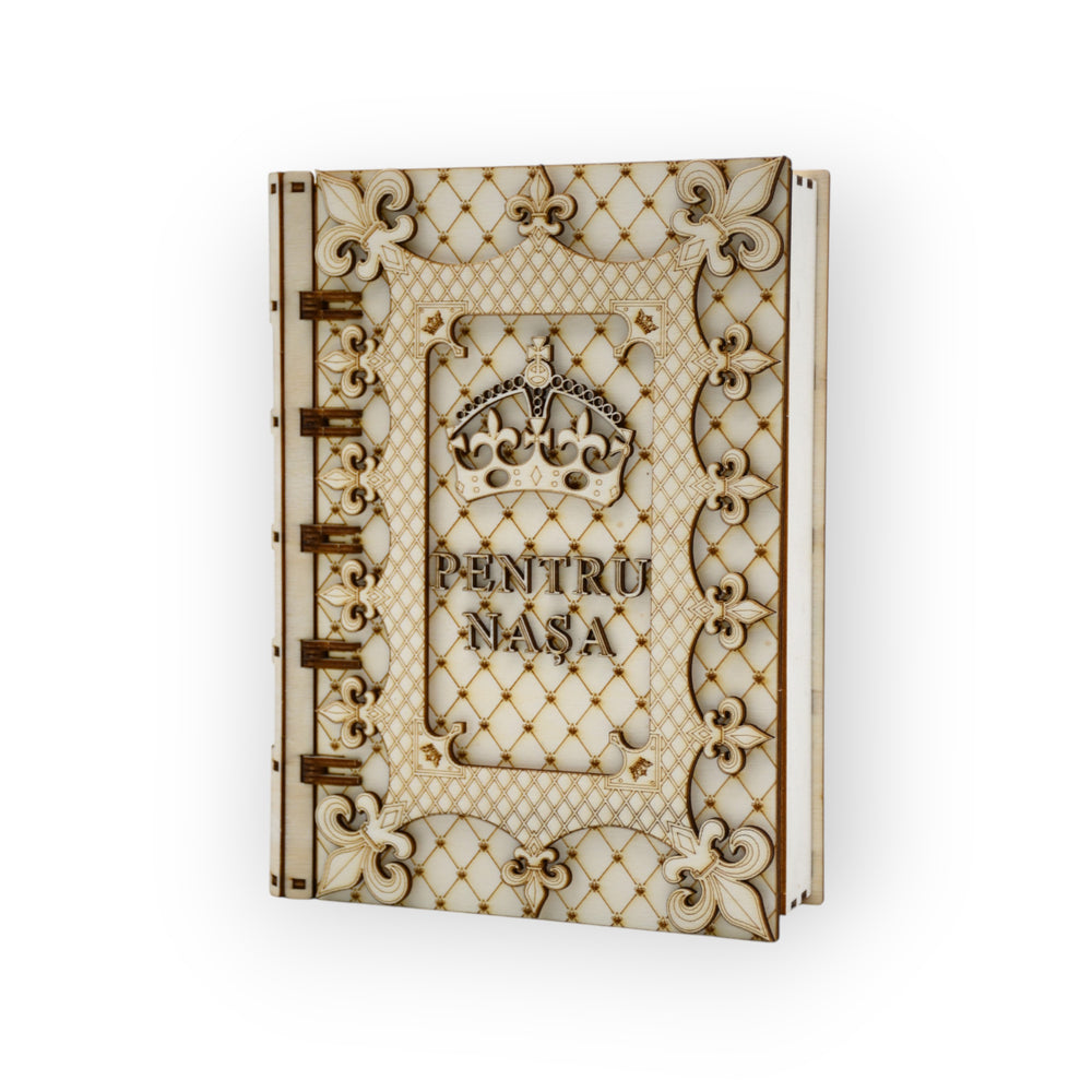 cutie din lemn în formă de carte cu mesaj pentru nașa