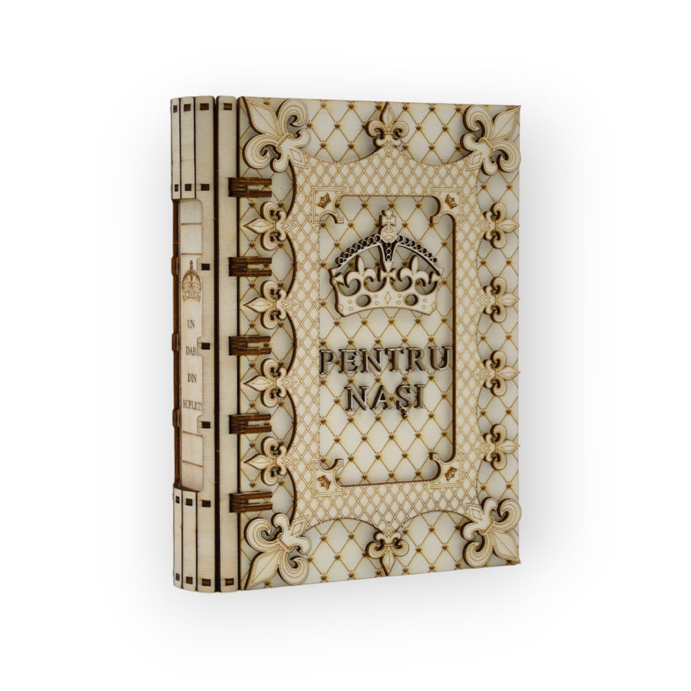 cutie cadou din lemn pentru nasi – coperta frontală decorată cu coroană