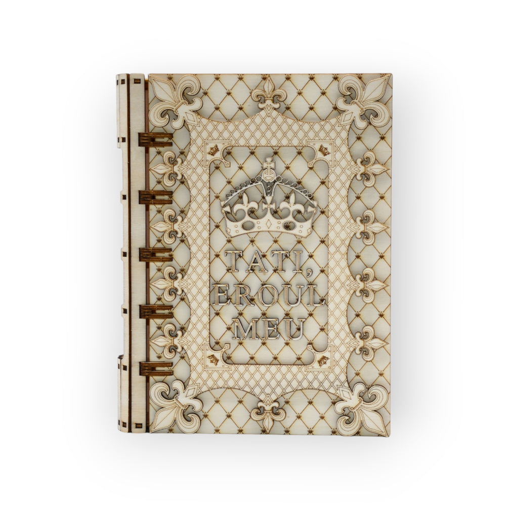 Cutie cadou lemn „Tati, Eroul Meu” cu model regal frontal – personalizabilă