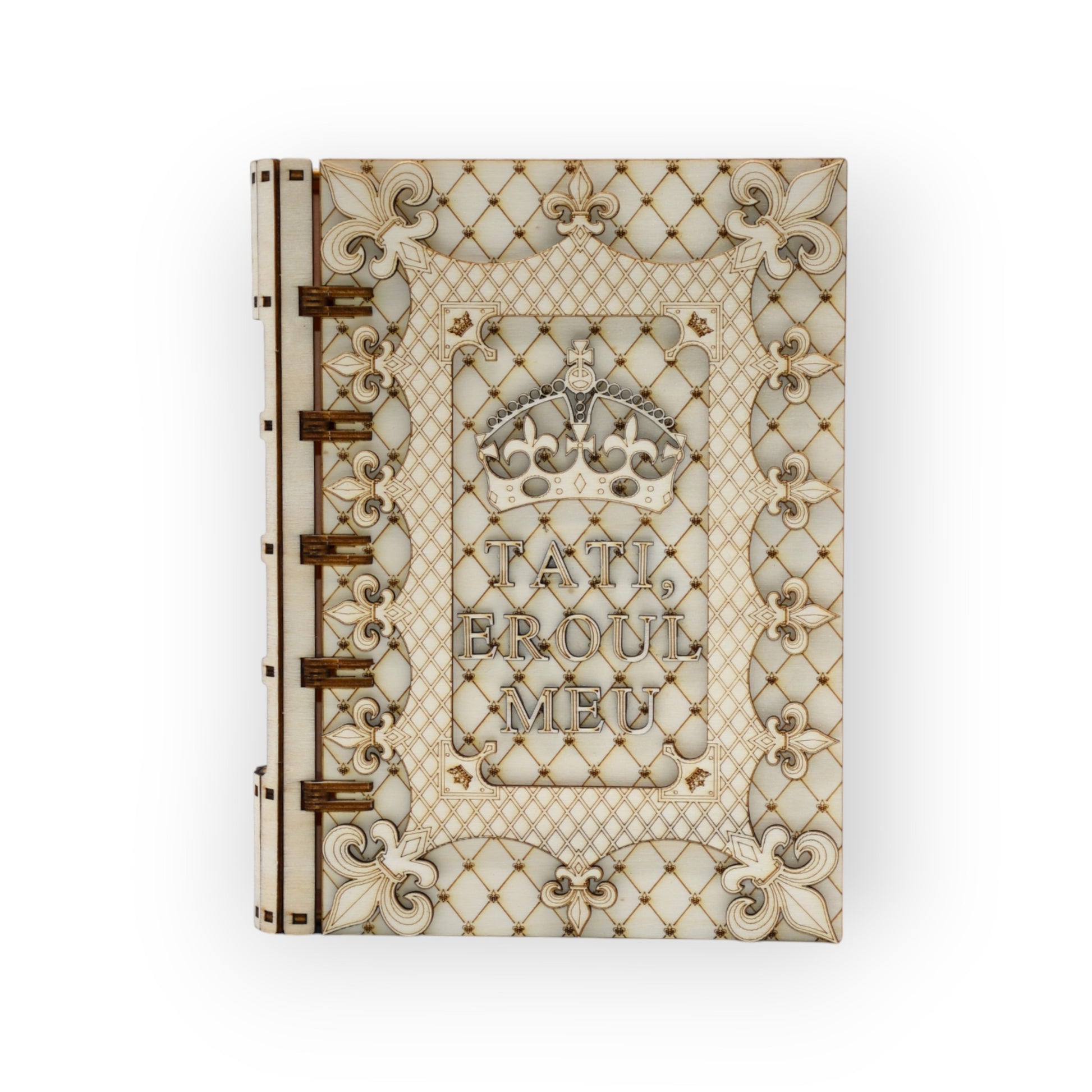 Cutie cadou lemn „Tati, Eroul Meu” cu model regal frontal – personalizabilă