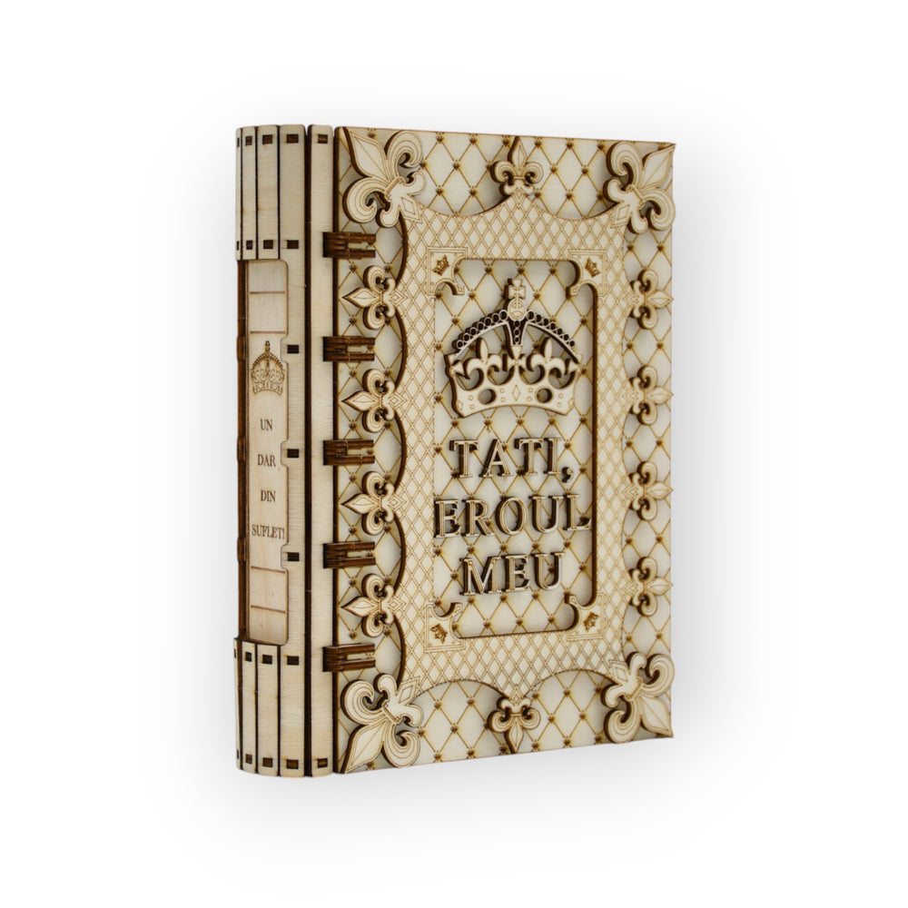 Cutie carte gravată cu text „Tati, Eroul Meu” – vedere laterală detaliată