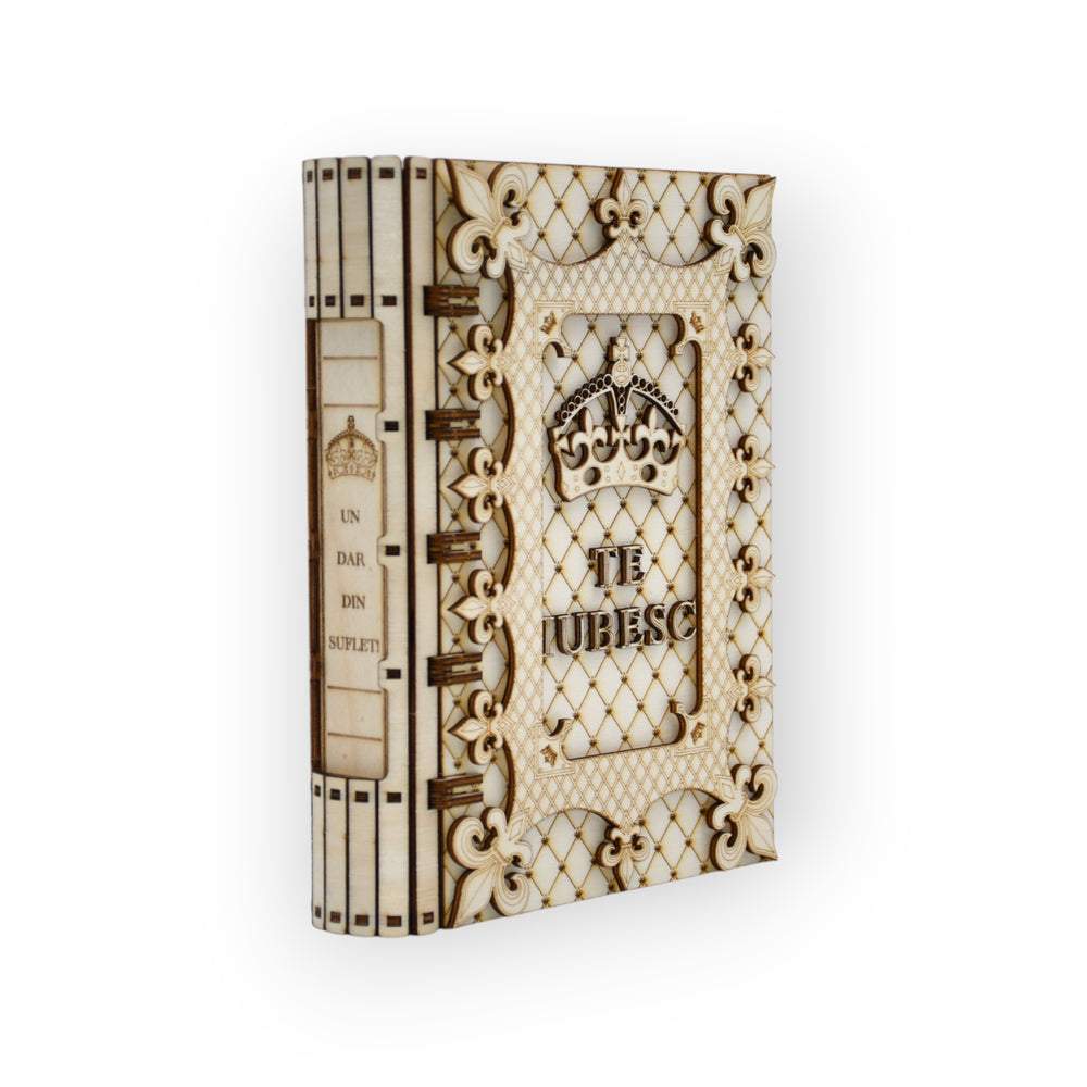 cutie lemn Te Iubesc – decor floral și coroană, ideală pentru cadou