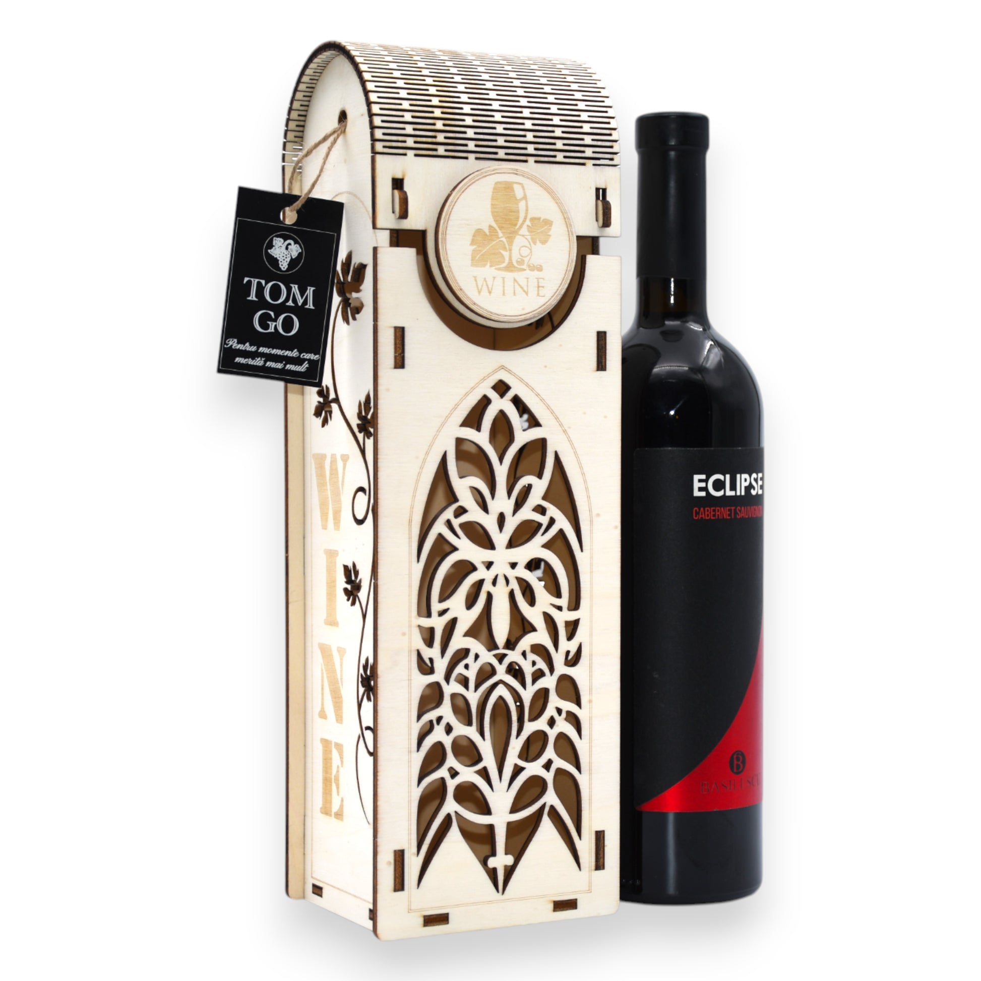 Cutie vin din lemn, model gotic cu decupaj floral și inscripție „WINE”, capac rotunjit și sticlă de vin inclusă pentru prezentare
