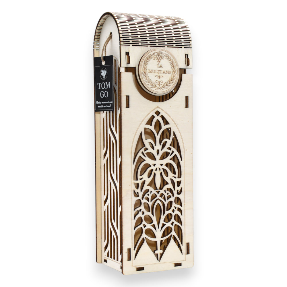 Cutie vin personalizată „La mulți ani” din lemn gravat, model floral și geometric, vedere oblică