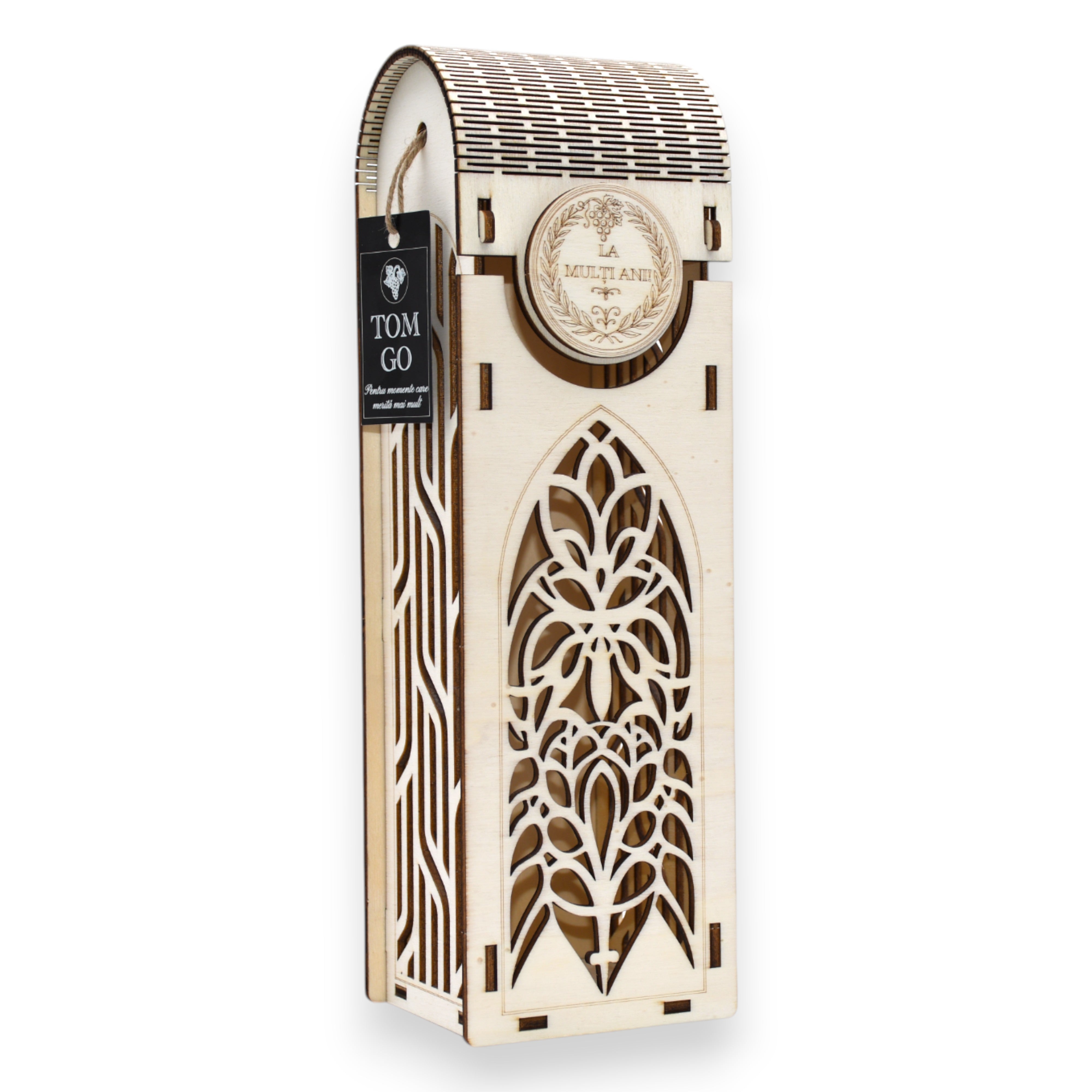 Cutie vin personalizată „La mulți ani” din lemn gravat, model floral și geometric, vedere oblică