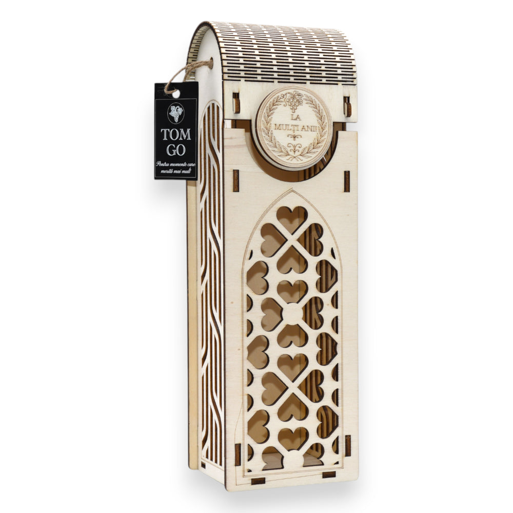 Cutie vin personalizată „La mulți ani” din lemn gravat, design cu inimioare și model geometric, vedere oblică