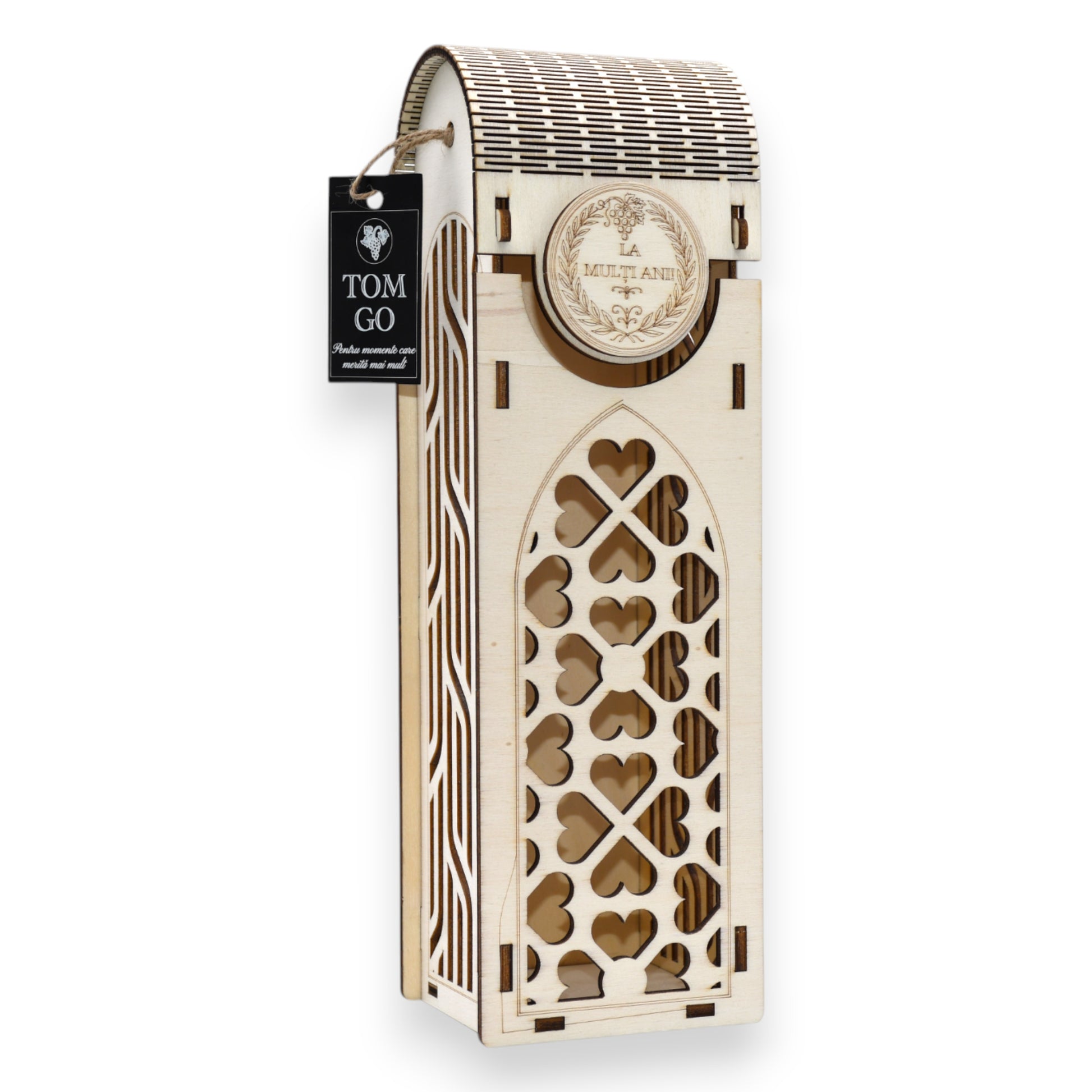 Cutie vin personalizată „La mulți ani” din lemn gravat, design cu inimioare și model geometric, vedere oblică