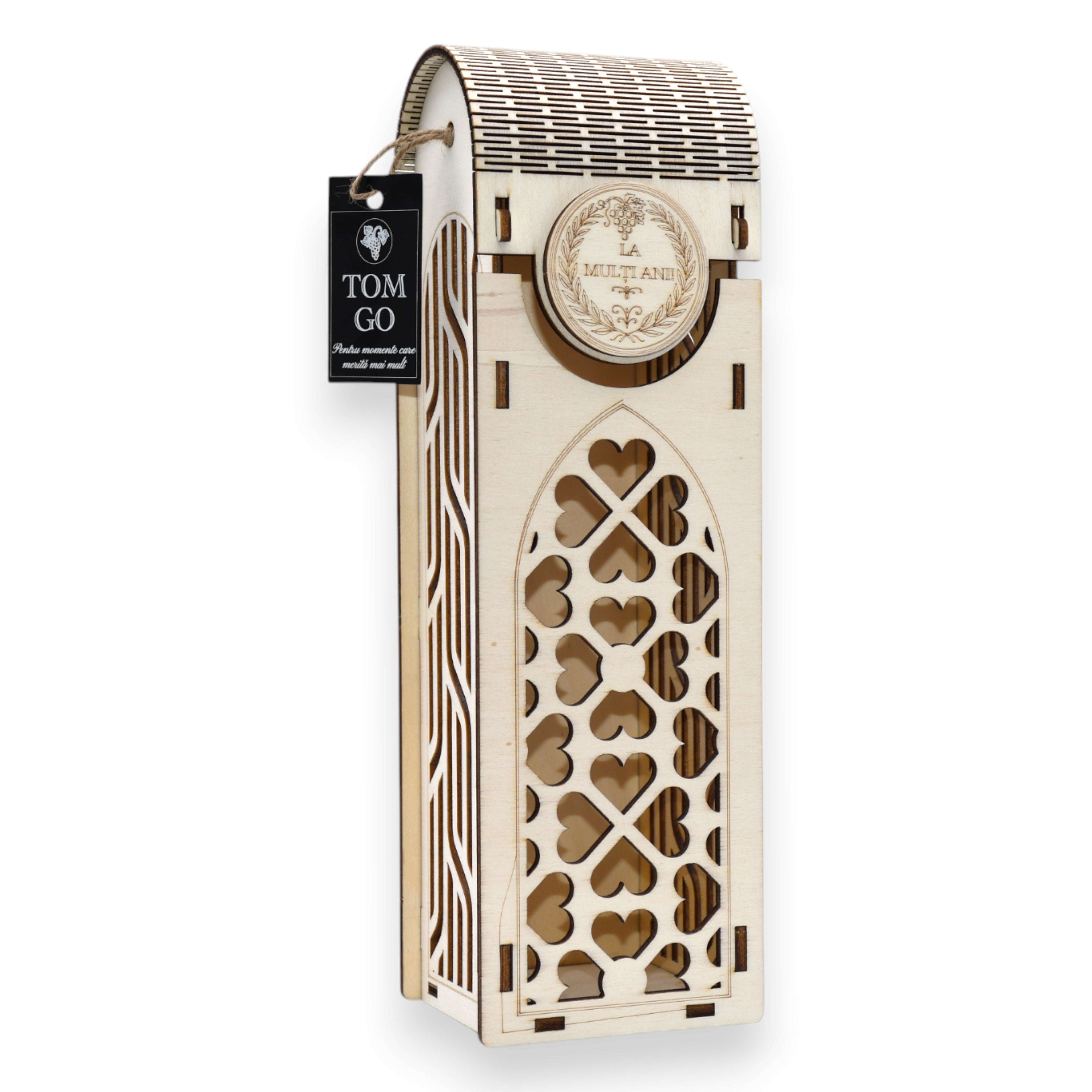 Cutie vin personalizată „La mulți ani” din lemn gravat, design cu inimioare și model geometric, vedere oblică