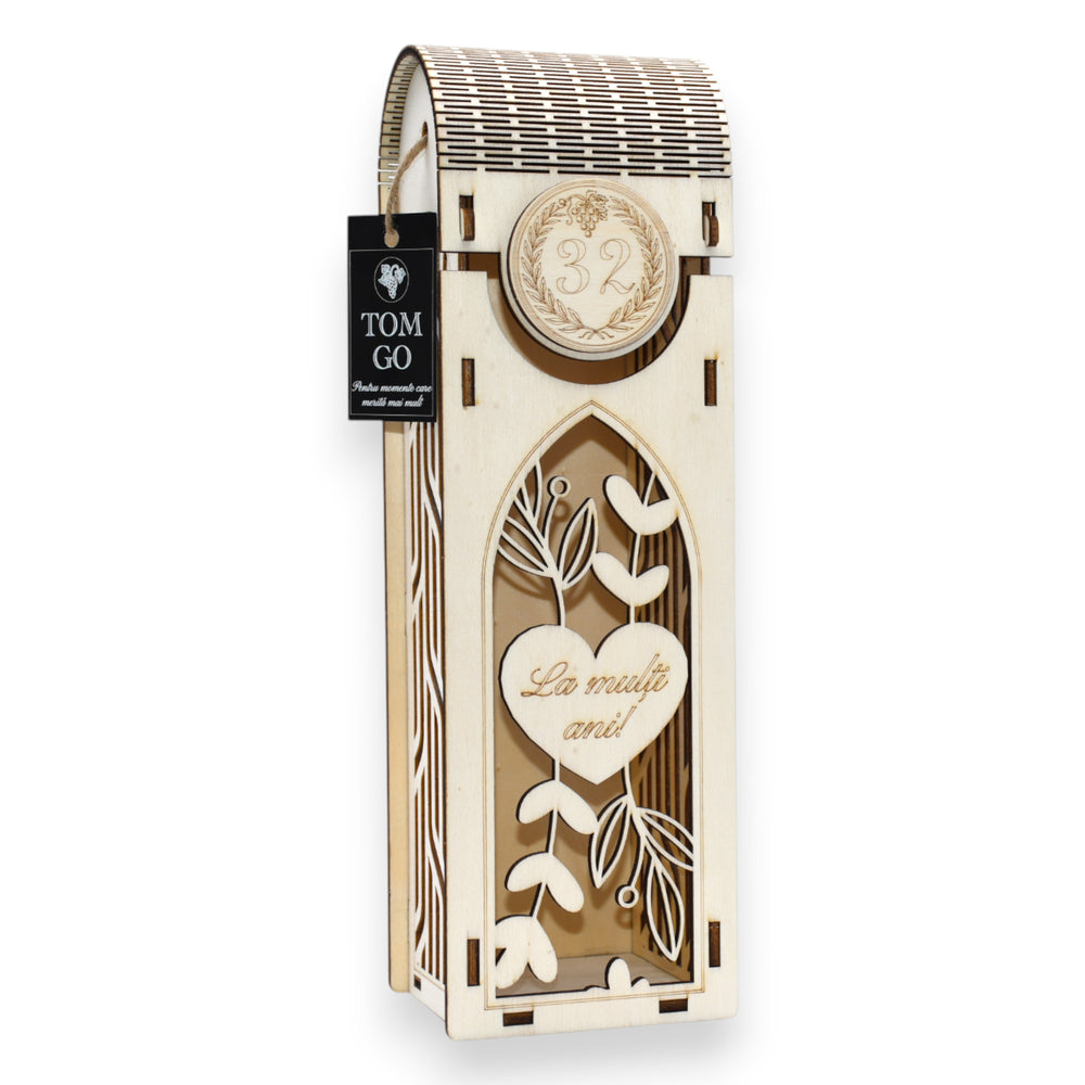 Cutie lemn „La mulți ani!” cu model decupat geometric și elemente florale, ideală pentru sticlă de vin cadou.