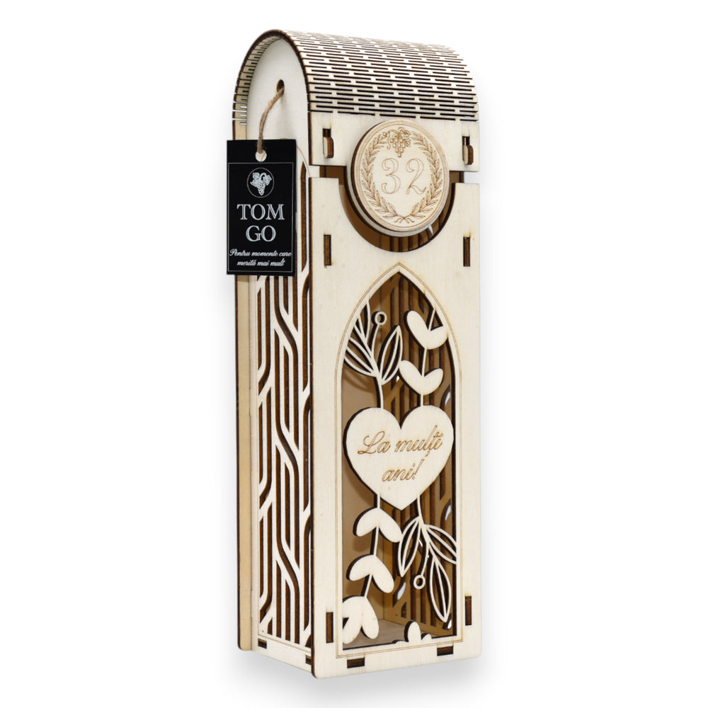 Ambalaj vin personalizat din lemn, model geometric modern, gravură „La mulți ani!”, cadou elegant.