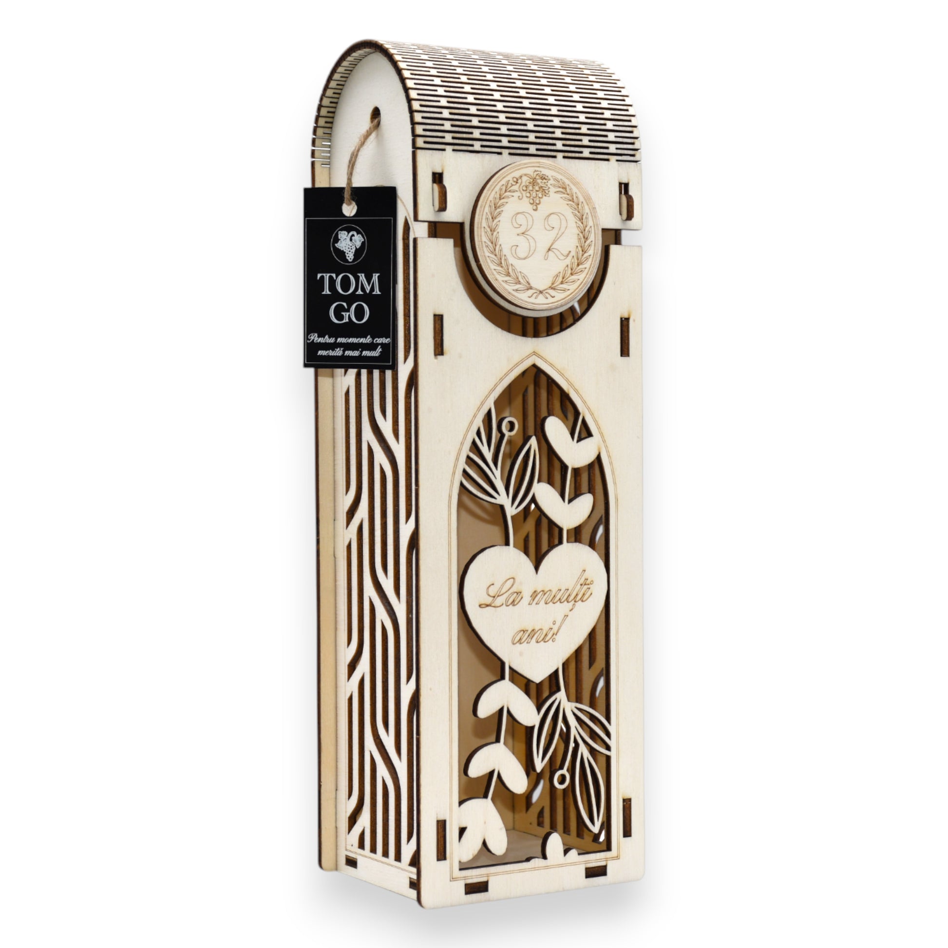 Ambalaj vin personalizat din lemn, model geometric modern, gravură „La mulți ani!”, cadou elegant.