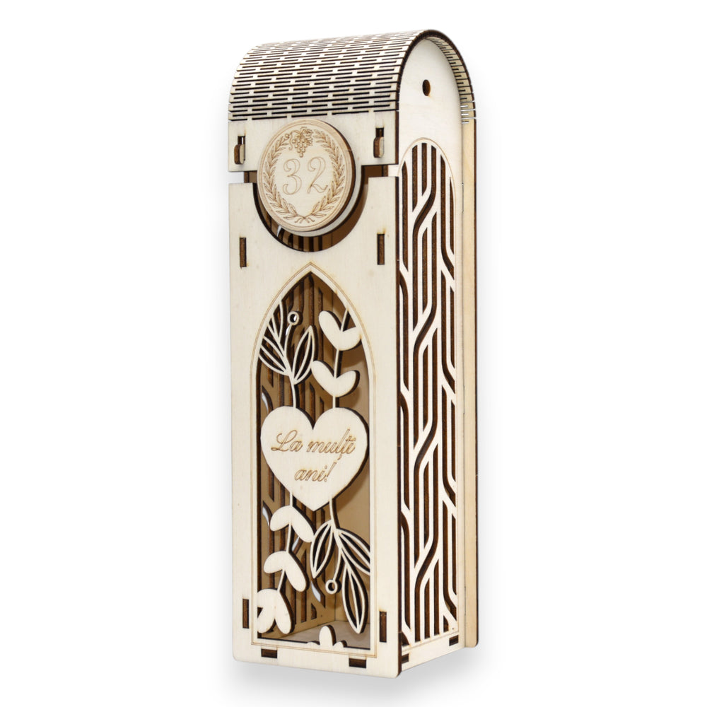 Cutie vin din lemn cu decupaj geometric, mesaj gravat „La mulți ani!”, finisaj natural, cadou premium.