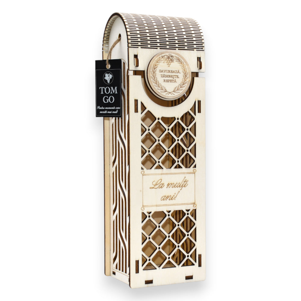 Cutie vin lemn gravată „La mulți ani”, cu design geometric și decupaje frontale, ideală pentru ocazii speciale.