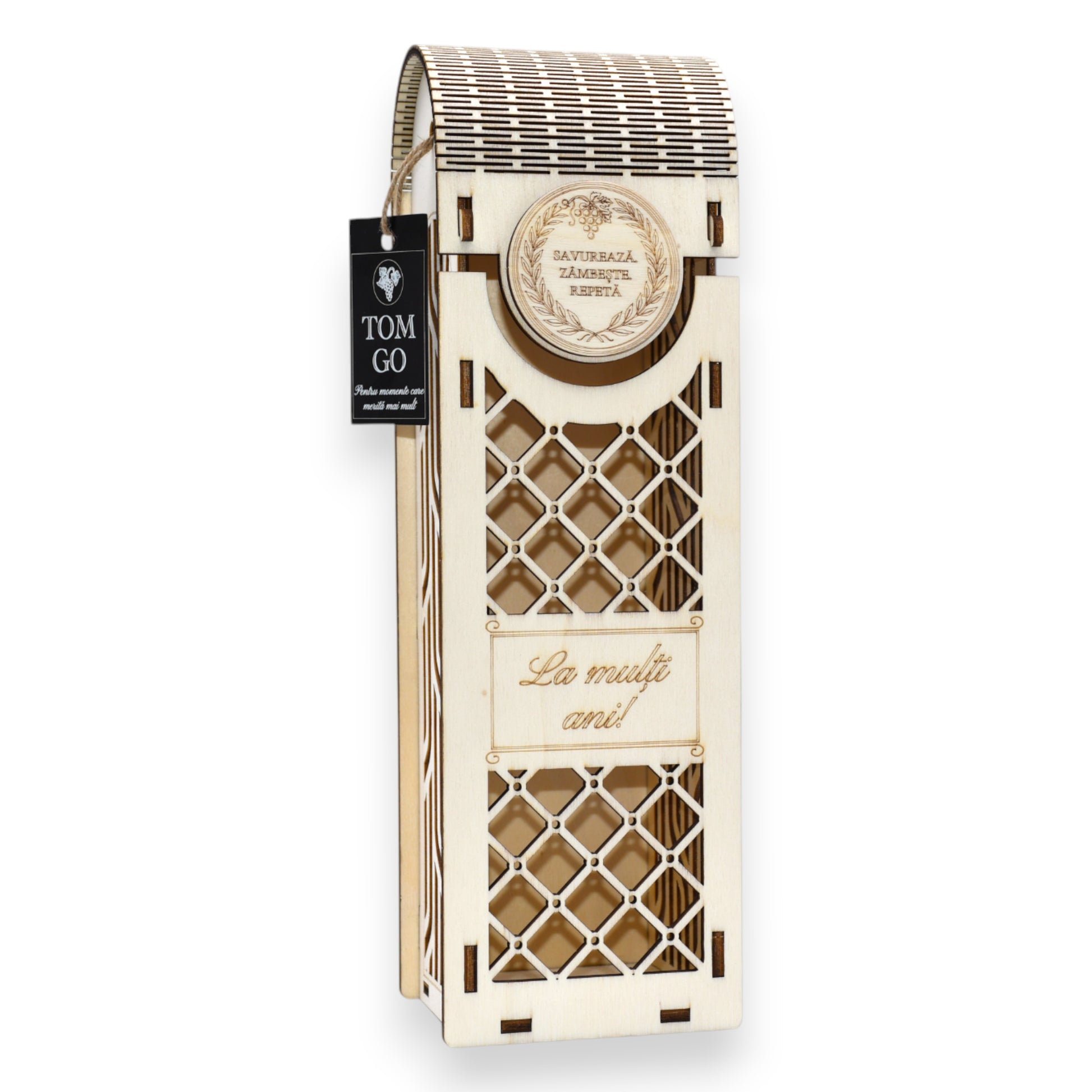 Cutie elegantă din lemn pentru sticlă de vin, model geometric modern și inscripție „La mulți ani”, cadou personalizabil.