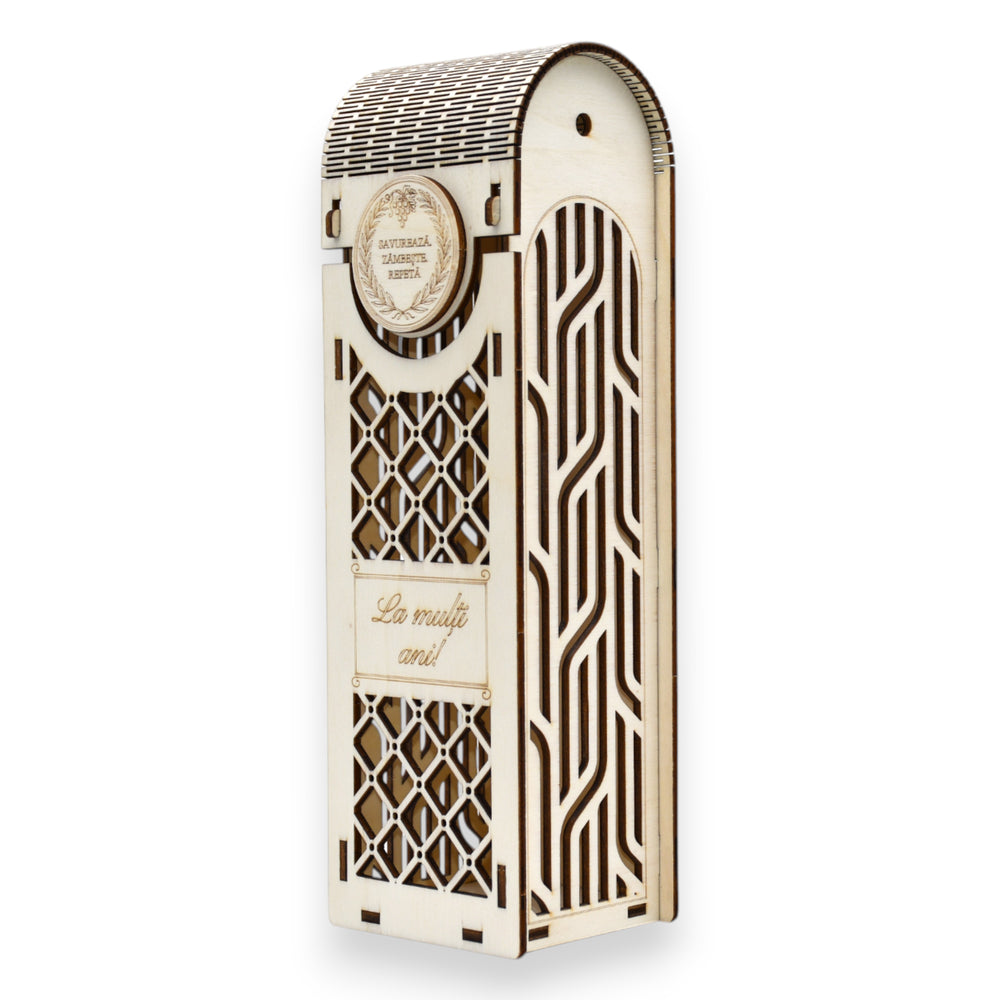 Cutie lemn gravată „La mulți ani”, cu model geometric modern decupat pe laterale, potrivită pentru sticle de vin premium.