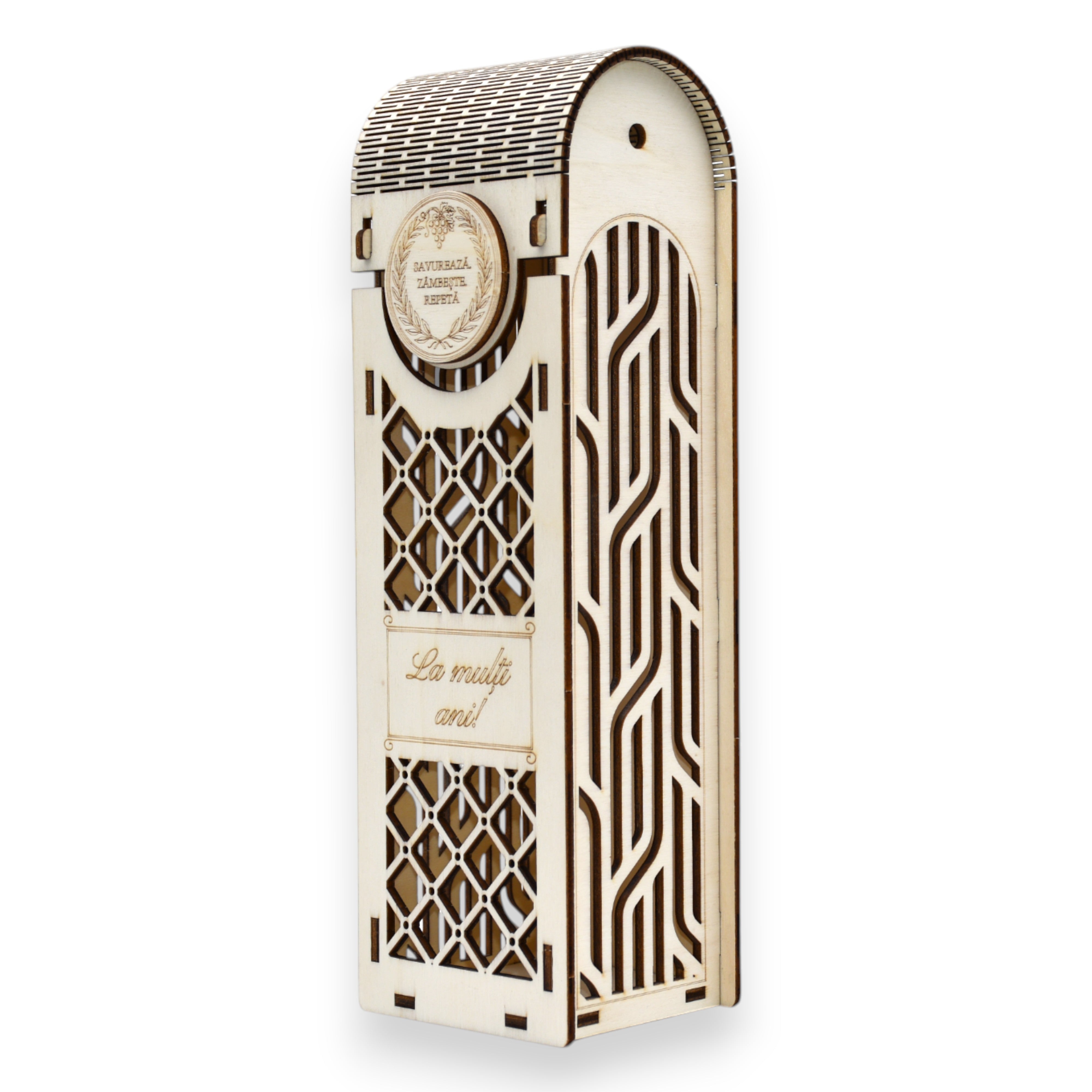 Cutie lemn gravată „La mulți ani”, cu model geometric modern decupat pe laterale, potrivită pentru sticle de vin premium.
