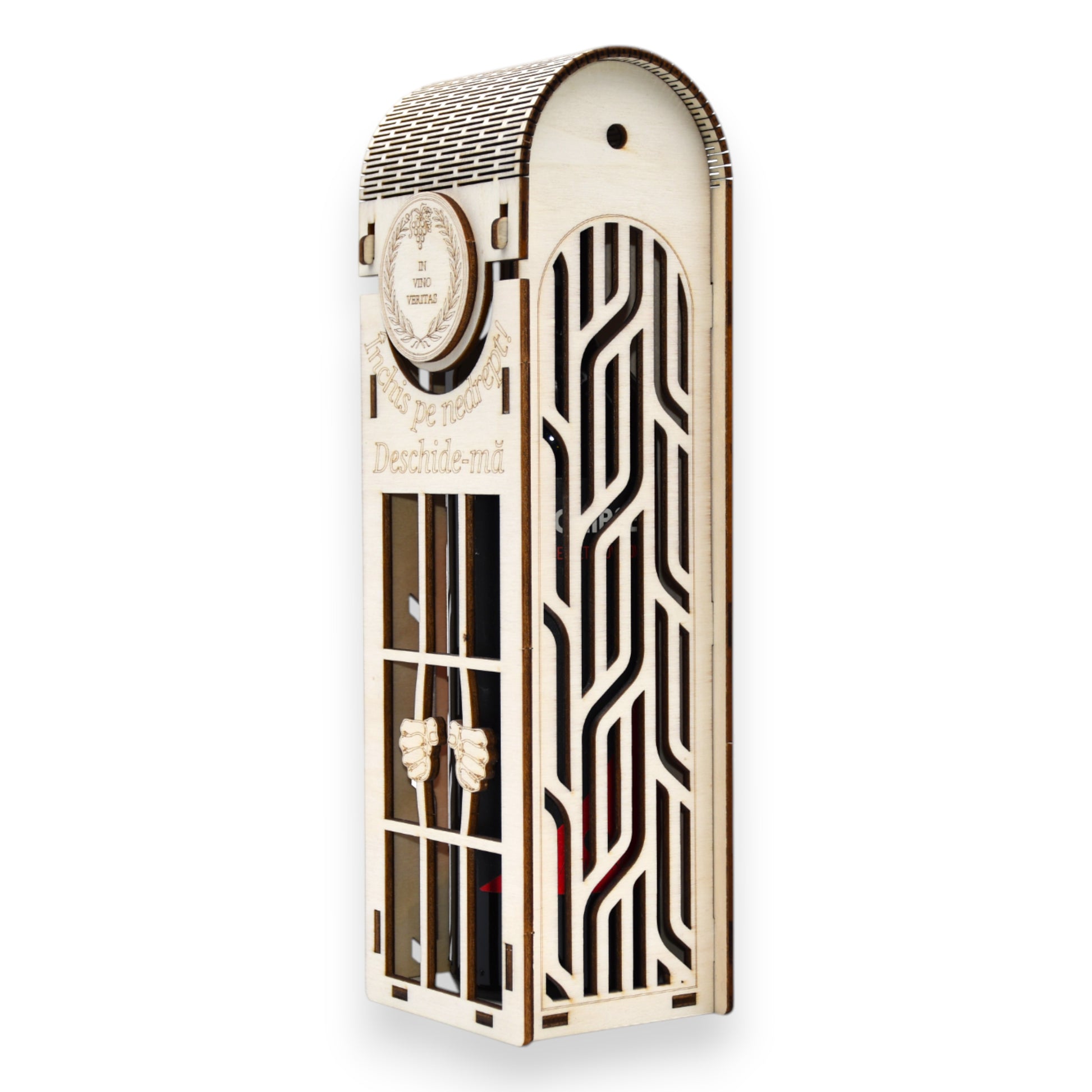 Cutie vin lemn cu laterale decupate geometric și mesaj gravat amuzant