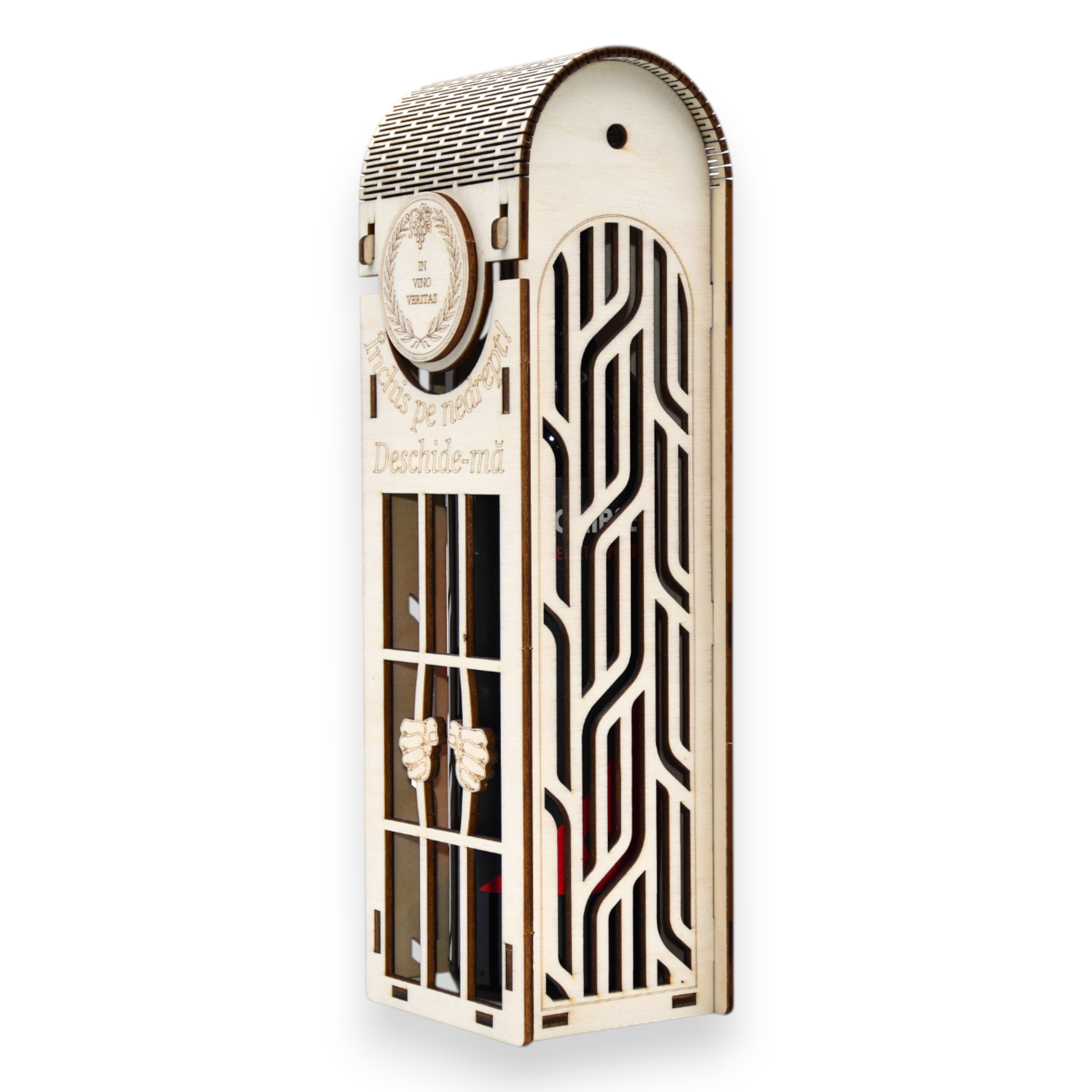 Cutie vin lemn cu laterale decupate geometric și mesaj gravat amuzant