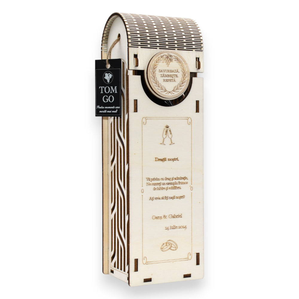 Cutie vin din lemn personalizată cu mesaj gravat și simboluri festive, model decupat lateral, ideală pentru nuntă sau aniversare