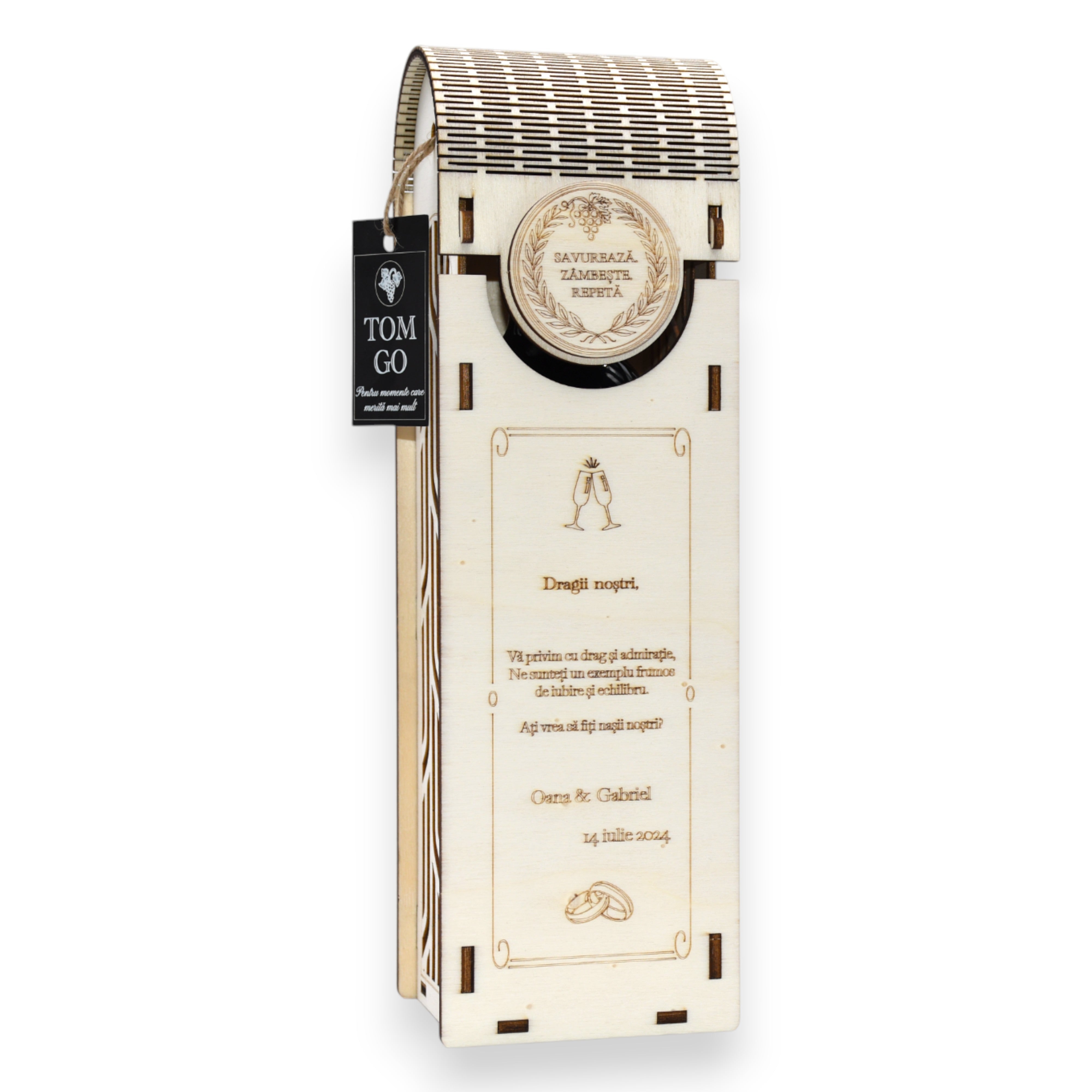Cutie elegantă din lemn pentru vin, gravată cu mesaj personalizat și design decorativ decupat, finisaj natural premium