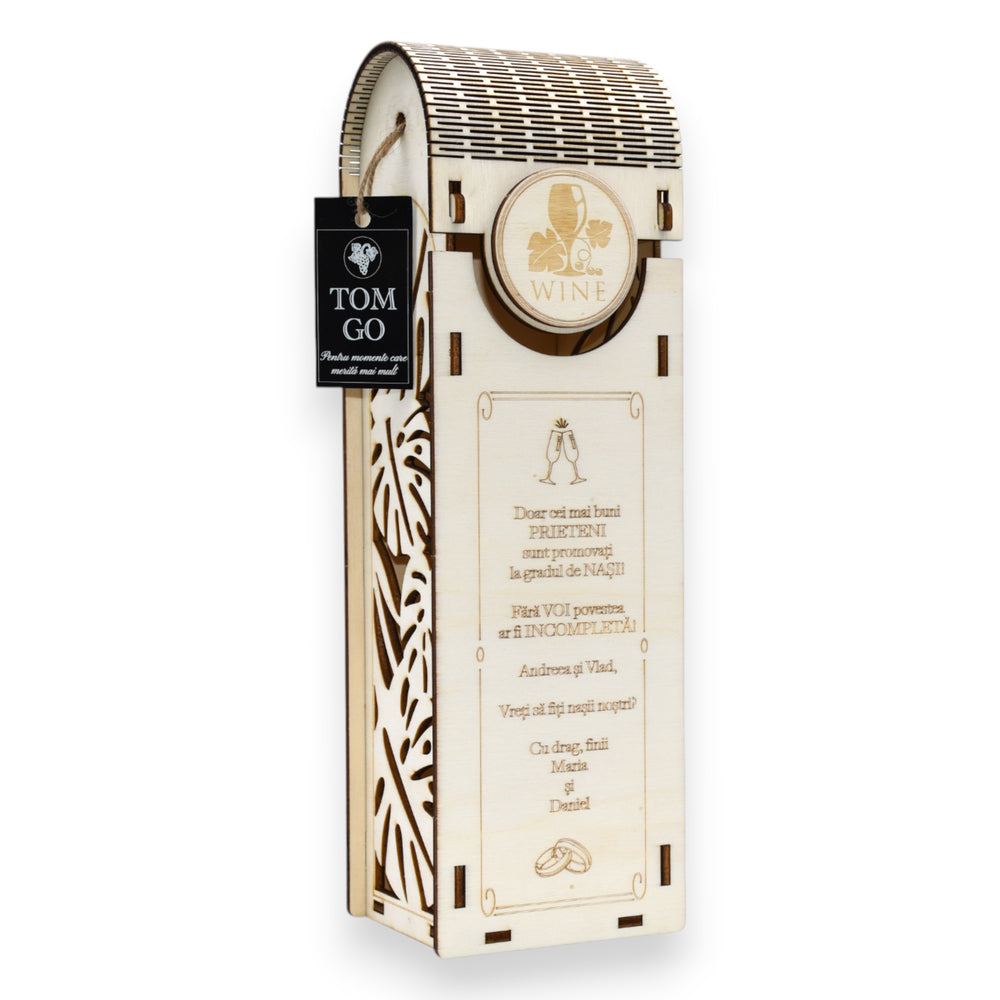 Cutie din lemn pentru sticlă de vin, cu decupaje laterale și mesaj personalizat pentru nași, capac rotunjit.