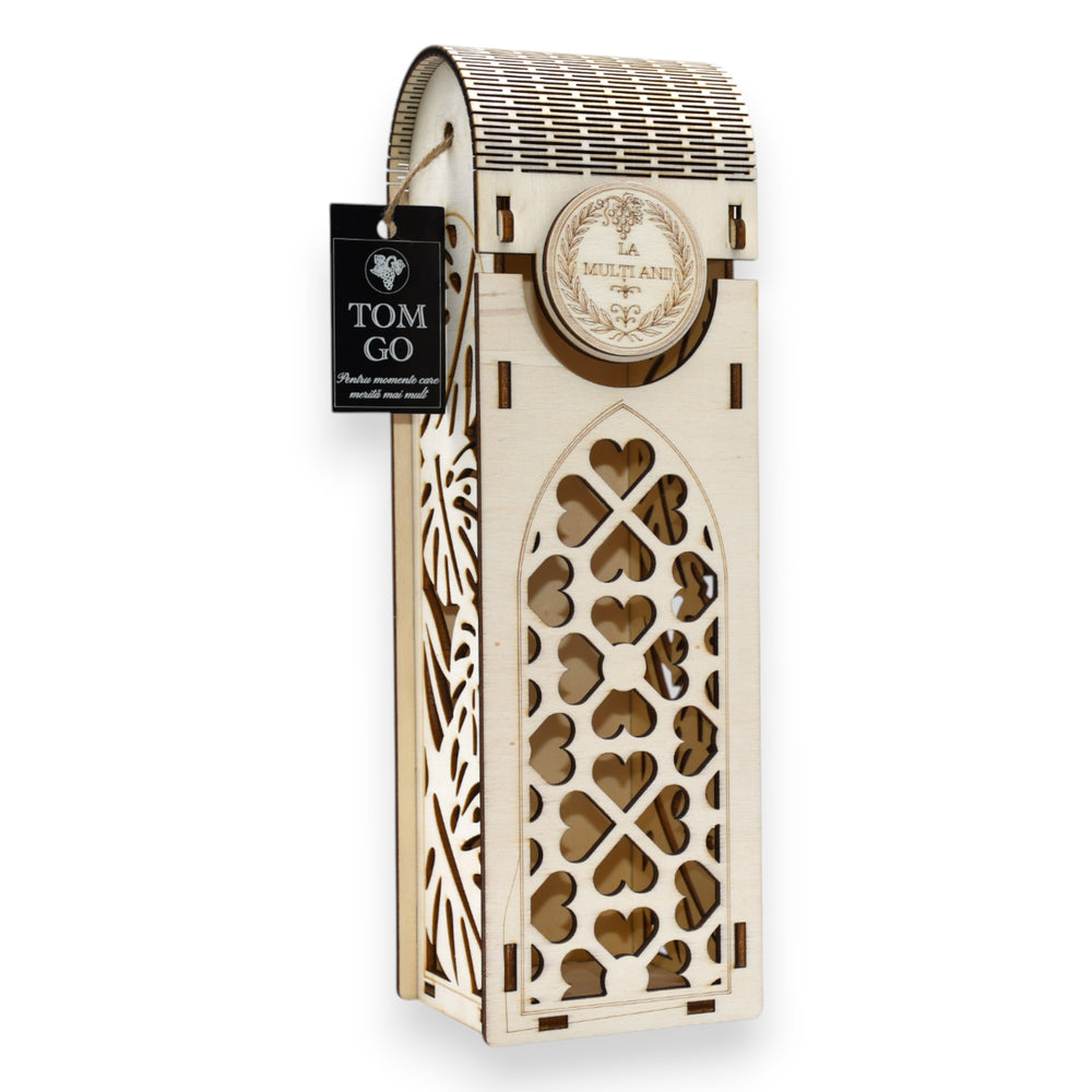 Cutie vin personalizată „La mulți ani” din lemn gravat, motiv inimioare și frunze tropicale, vedere oblică