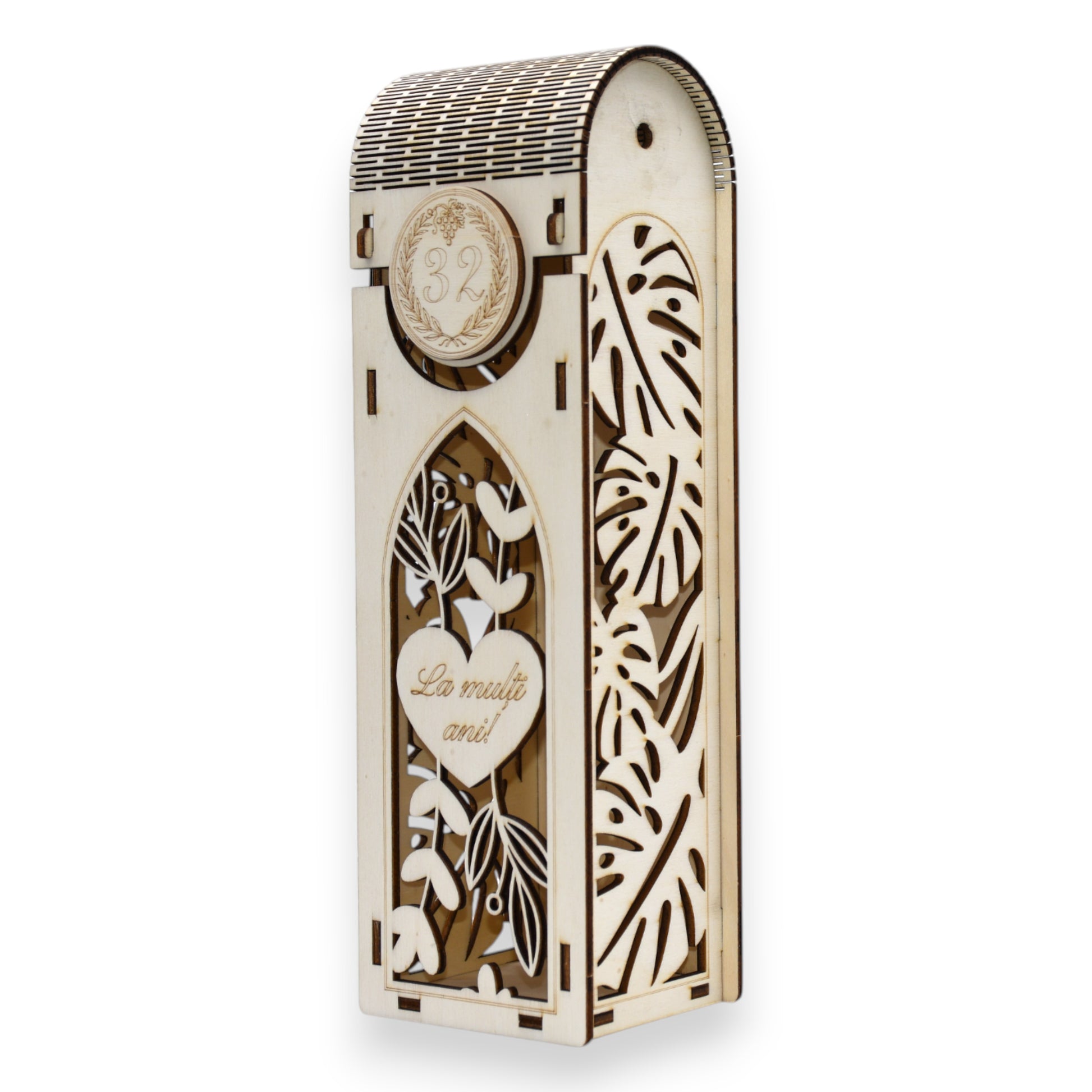 Cutie vin din lemn cu decupaj frunze tropicale Monstera, mesaj gravat „La mulți ani!”, finisaj natural, cadou premium.