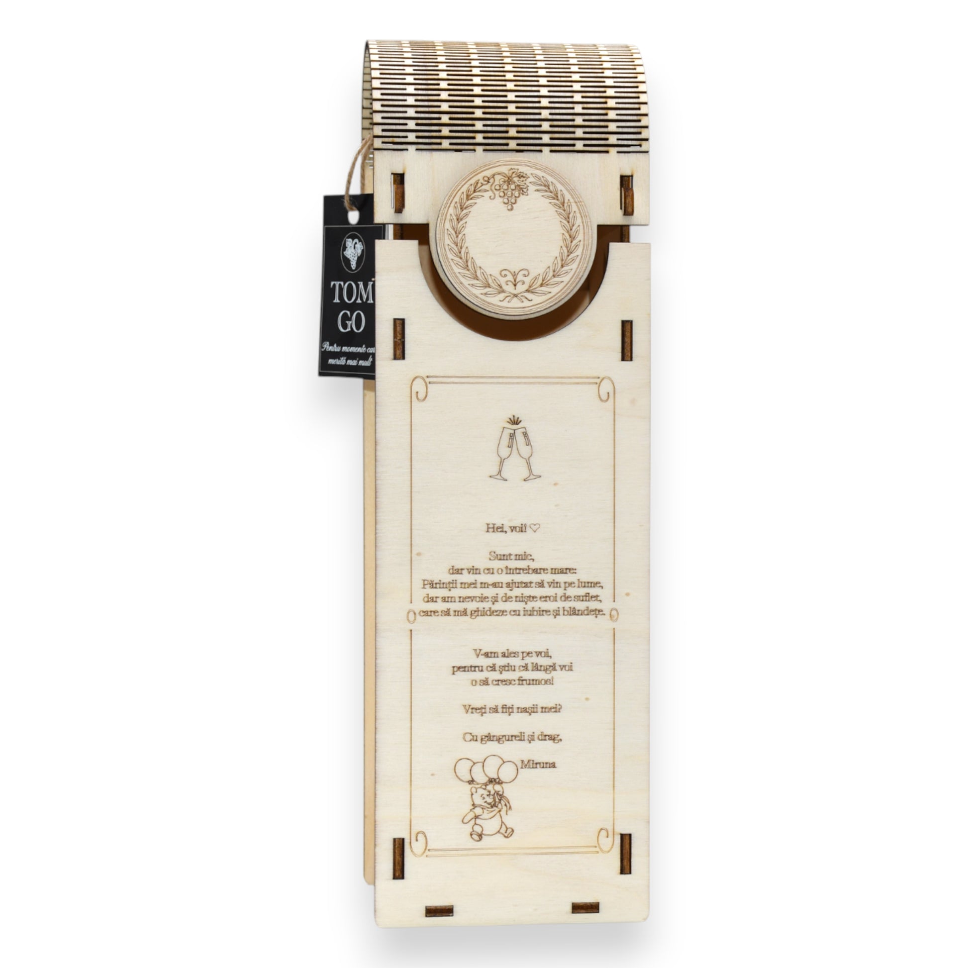 Cutie din lemn gravată cu text personalizat, latură frontală cu model strugure decupat, finisaj natural premium