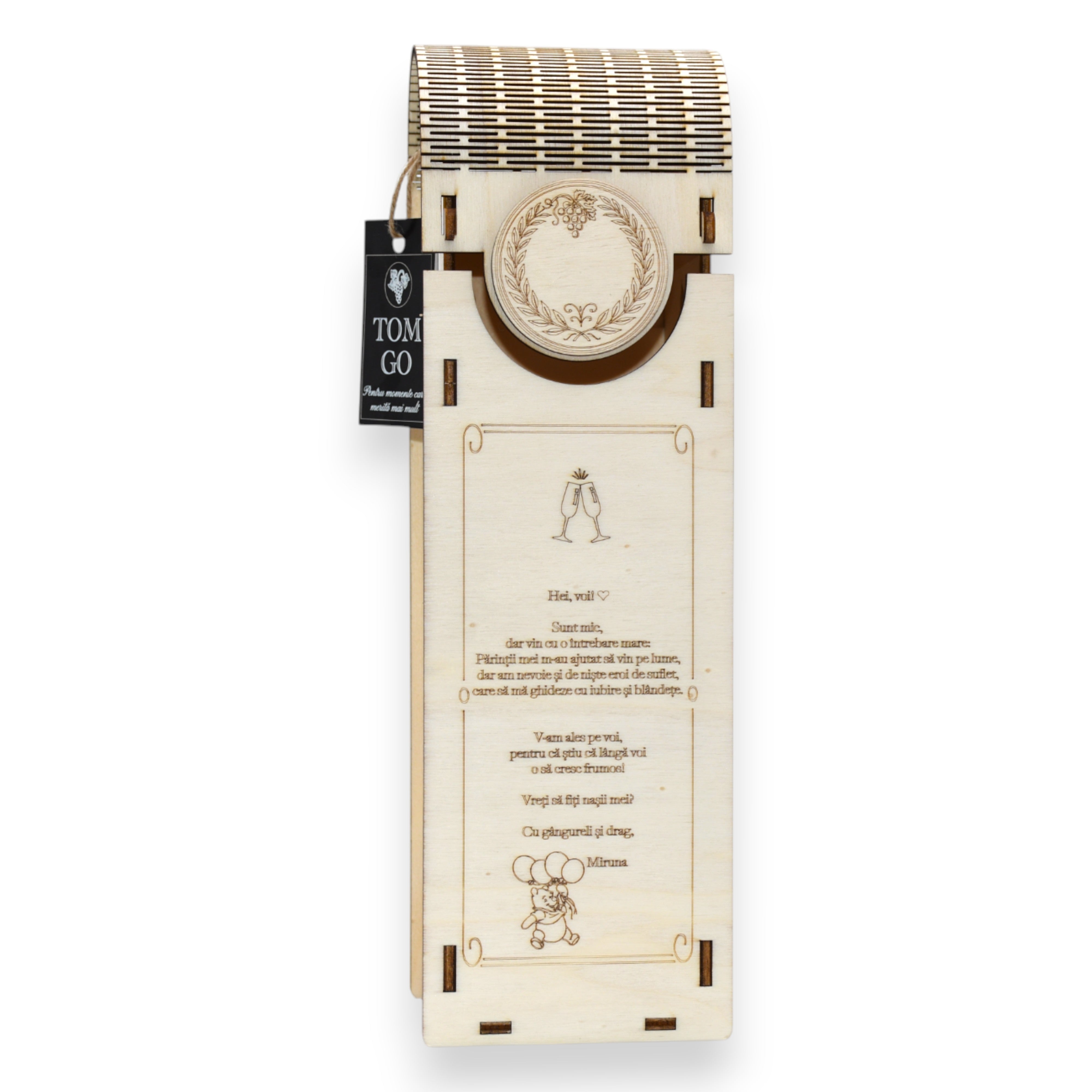 Cutie din lemn gravată cu text personalizat, latură frontală cu model strugure decupat, finisaj natural premium